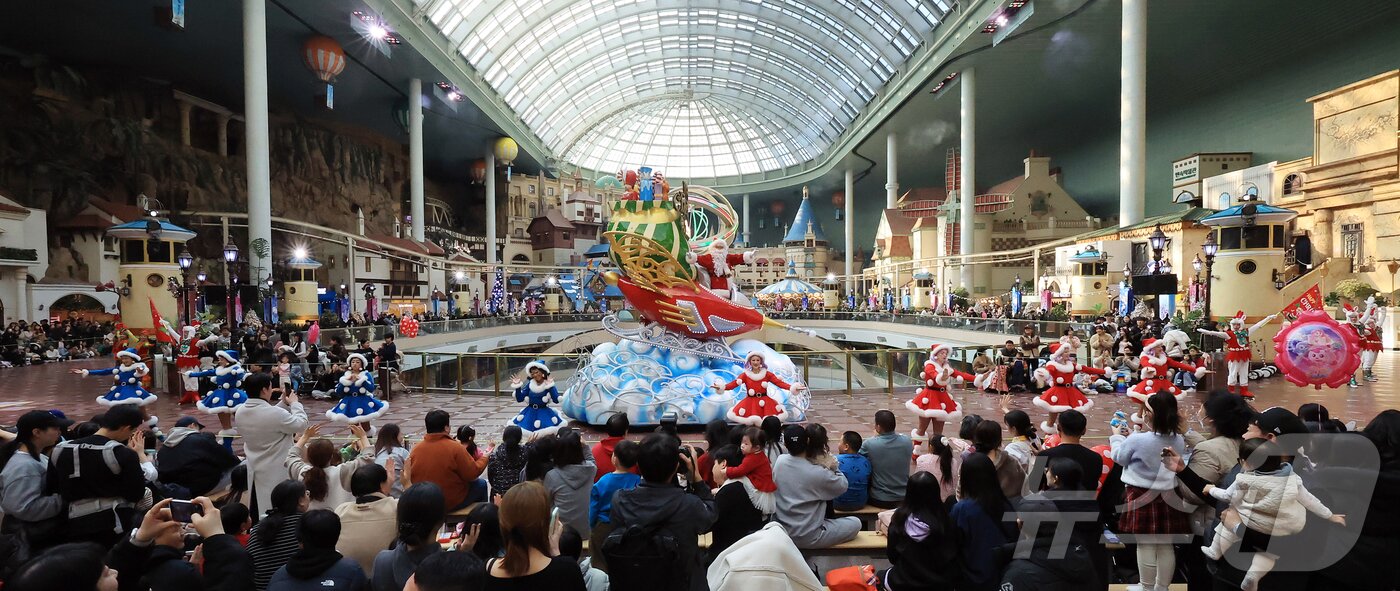 본문 이미지 - 9일 오후 서울 송파구 롯데월드 어드벤처에서 연기자들이 겨울 시즌 축제 ‘트윙클 미라클 윈터’ 퍼레이드를 펼치고 있다. 2025.12.9/뉴스1 ⓒ News1 김진환 기자