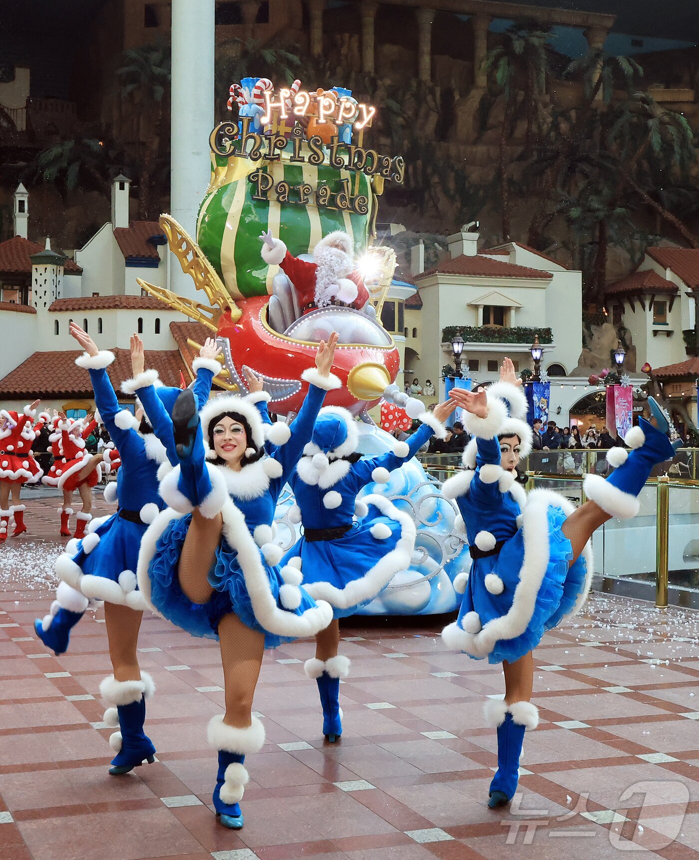 본문 이미지 - 9일 오후 서울 송파구 롯데월드 어드벤처에서 연기자들이 겨울 시즌 축제 ‘트윙클 미라클 윈터’ 퍼레이드를 펼치고 있다. 2025.12.9/뉴스1 ⓒ News1 김진환 기자