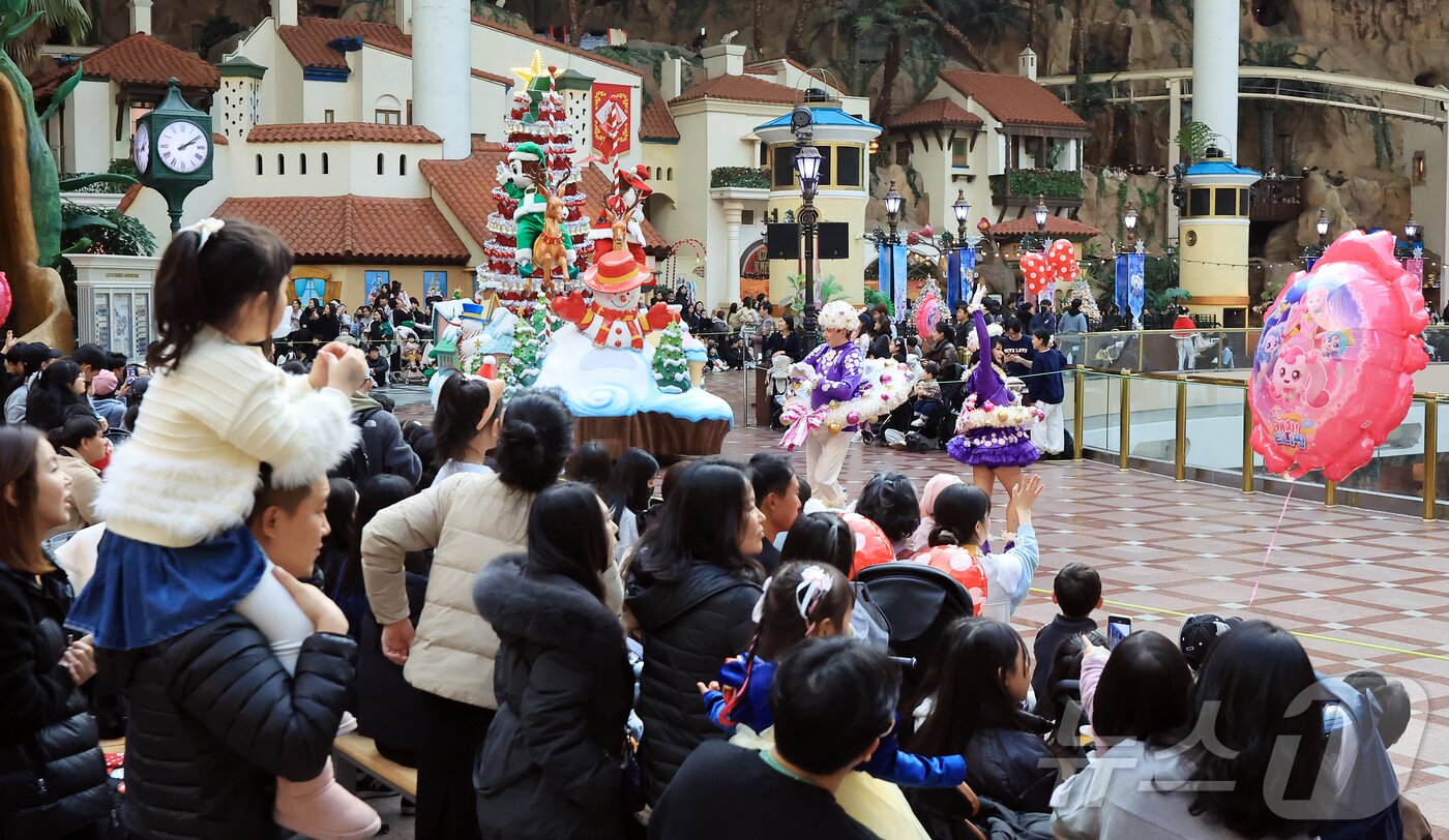 본문 이미지 - 9일 오후 서울 송파구 롯데월드 어드벤처에서 연기자들이 겨울 시즌 축제 ‘트윙클 미라클 윈터’ 퍼레이드를 펼치고 있다. 2025.12.9/뉴스1 ⓒ News1 김진환 기자