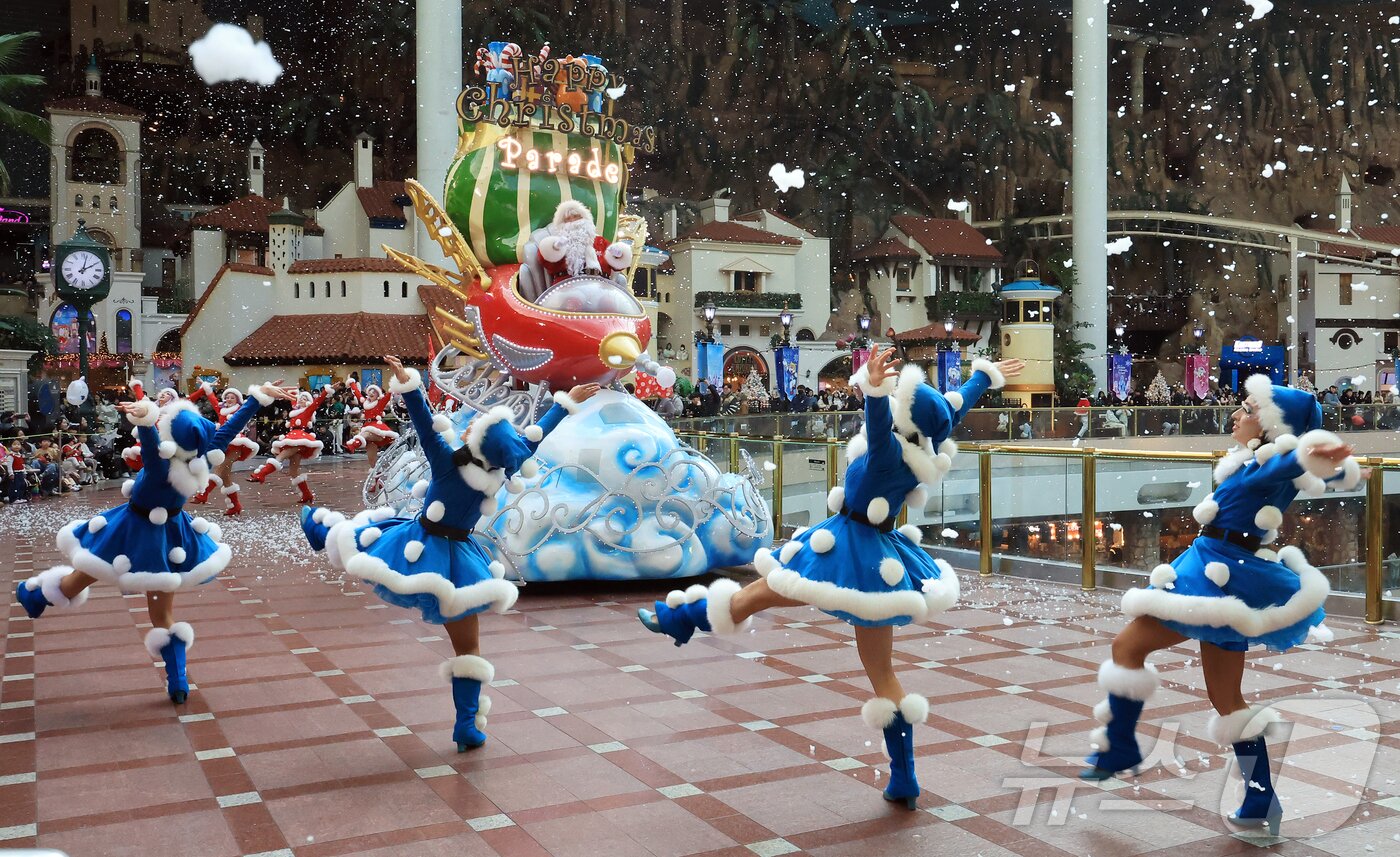 본문 이미지 - 9일 오후 서울 송파구 롯데월드 어드벤처에서 연기자들이 겨울 시즌 축제 ‘트윙클 미라클 윈터’ 퍼레이드를 펼치고 있다. 2025.12.9/뉴스1 ⓒ News1 김진환 기자