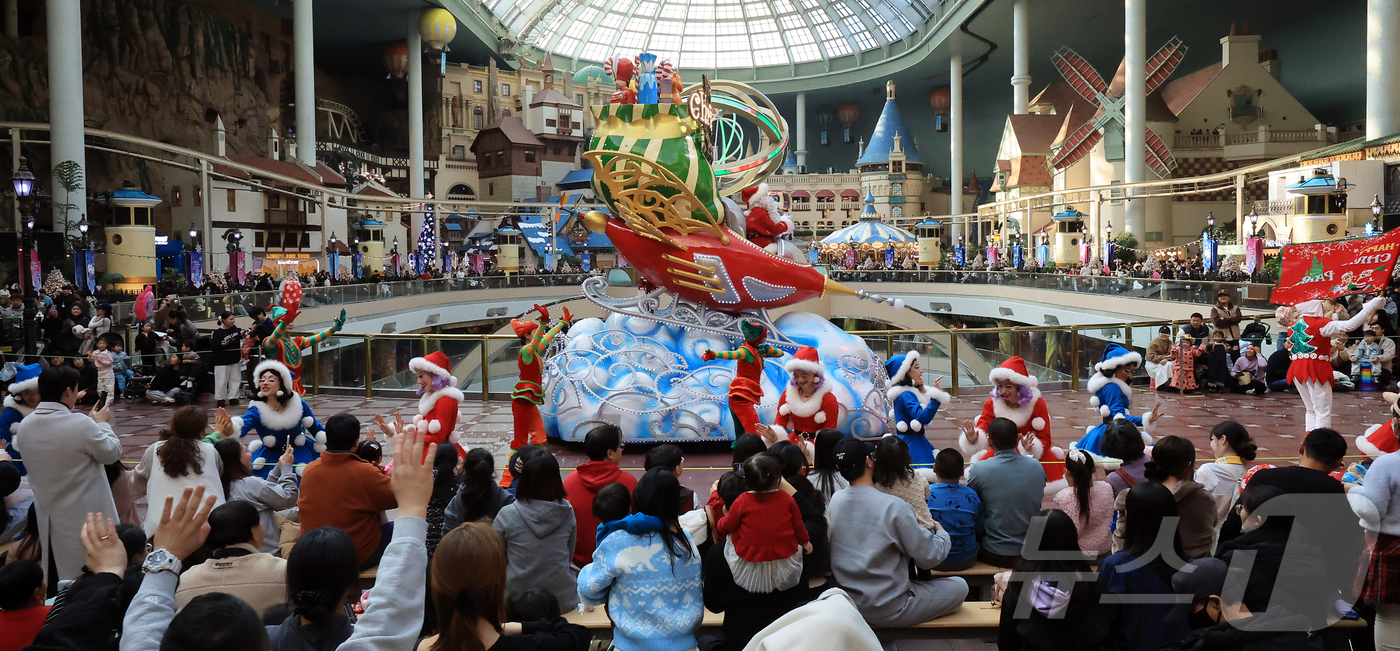 (서울=뉴스1) 김진환 기자 = 9일 오후 서울 송파구 롯데월드 어드벤처에서 연기자들이 겨울 시즌 축제 ‘트윙클 미라클 윈터’ 퍼레이드를 펼치고 있다.롯데월드 어드벤처는 내년 3월 …