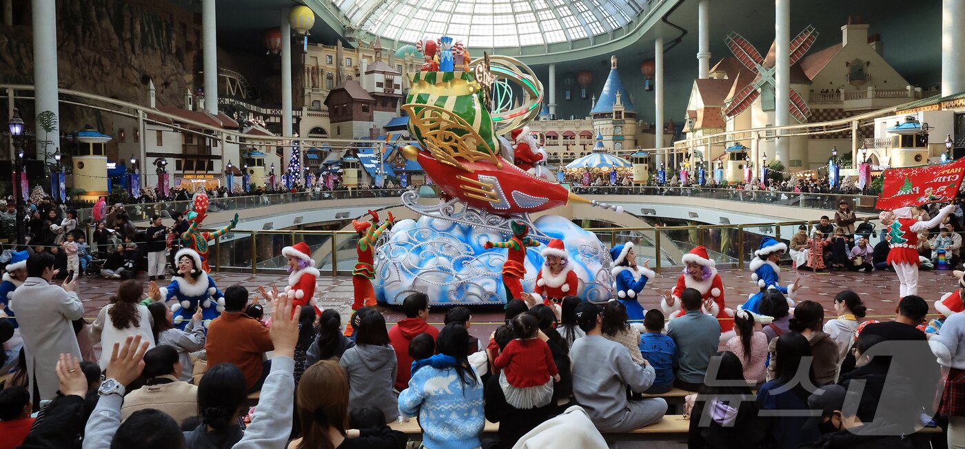 본문 이미지 - 9일 오후 서울 송파구 롯데월드 어드벤처에서 연기자들이 겨울 시즌 축제 ‘트윙클 미라클 윈터’ 퍼레이드를 펼치고 있다. 2025.12.9/뉴스1 ⓒ News1 김진환 기자