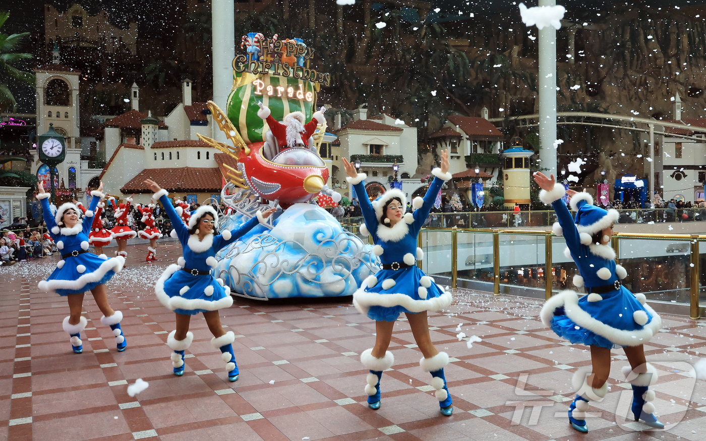 (서울=뉴스1) 김진환 기자 = 9일 오후 서울 송파구 롯데월드 어드벤처에서 연기자들이 겨울 시즌 축제 ‘트윙클 미라클 윈터’ 퍼레이드를 펼치고 있다.롯데월드 어드벤처는 내년 3월 …