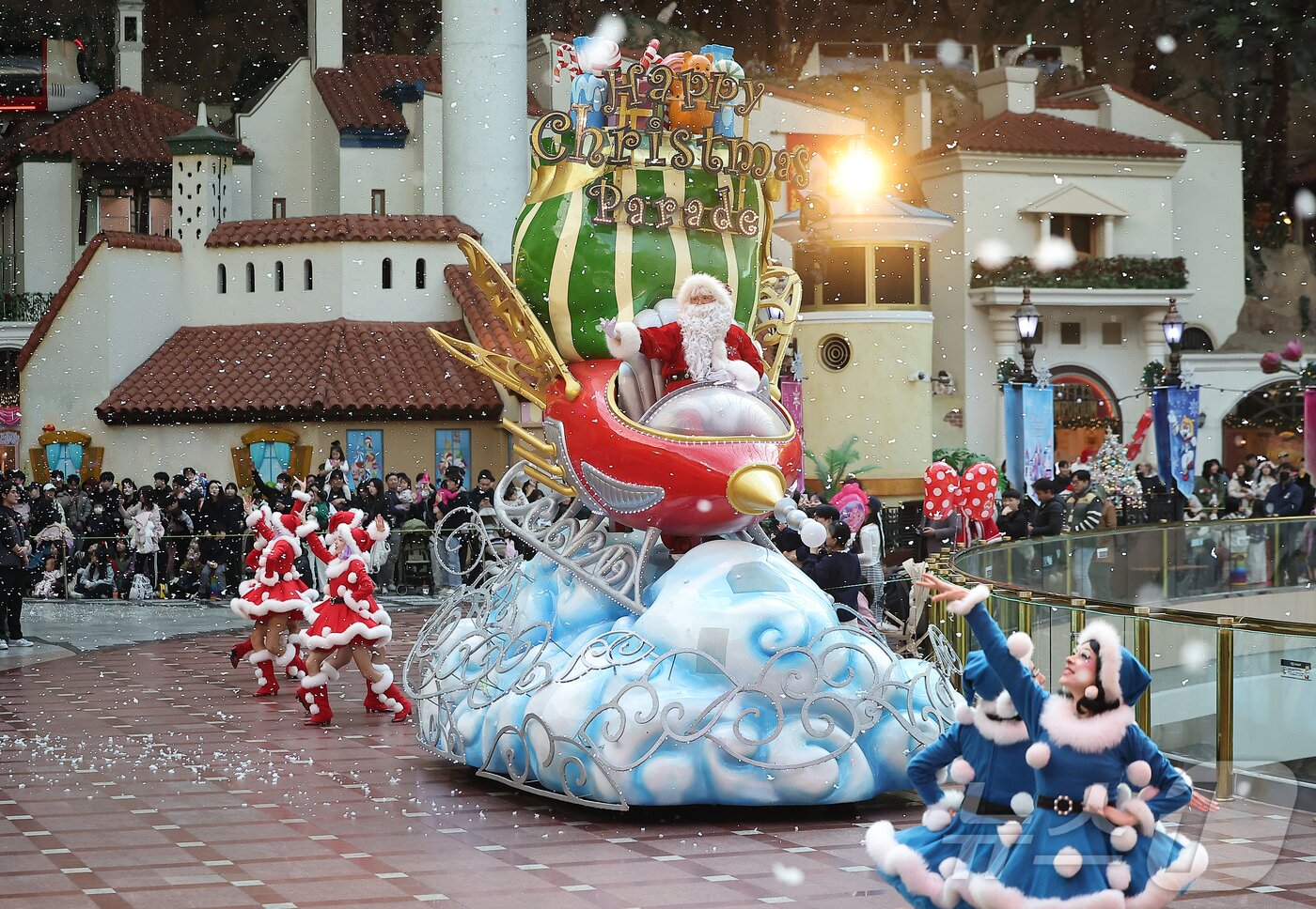 본문 이미지 - 9일 오후 서울 송파구 롯데월드 어드벤처에서 연기자들이 겨울 시즌 축제 ‘트윙클 미라클 윈터’ 퍼레이드를 펼치고 있다. 2025.12.9/뉴스1 ⓒ News1 김진환 기자