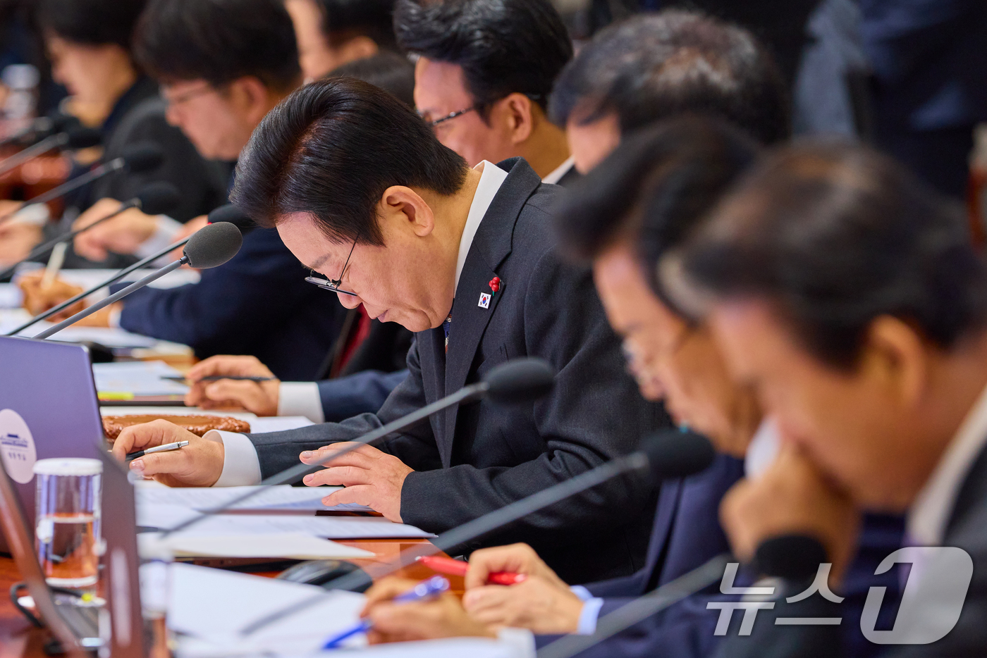 (서울=뉴스1) 허경 기자 = 이재명 대통령이 9일 서울 용산 대통령실 청사에서 열린 국무회의에서 자료를 보고 있다. (대통령실 제공. 재판매 및 DB 금지) 2025.12.9/뉴 …