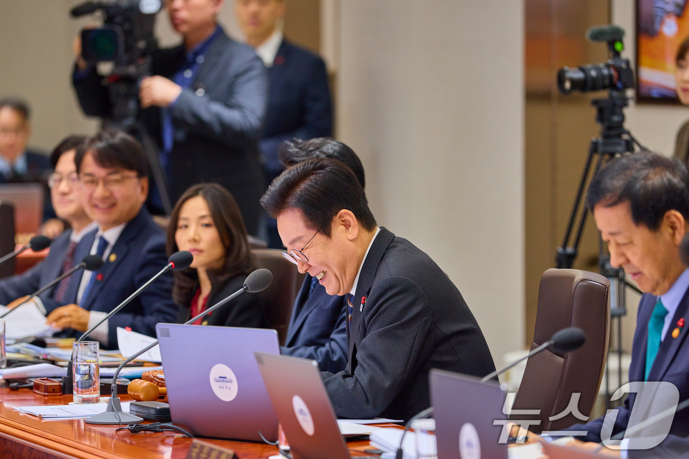 (서울=뉴스1) 허경 기자 = 이재명 대통령이 9일 서울 용산 대통령실 청사에서 열린 국무회의를 주재하고 있다. (대통령실 제공. 재판매 및 DB 금지) 2025.12.9/뉴스1