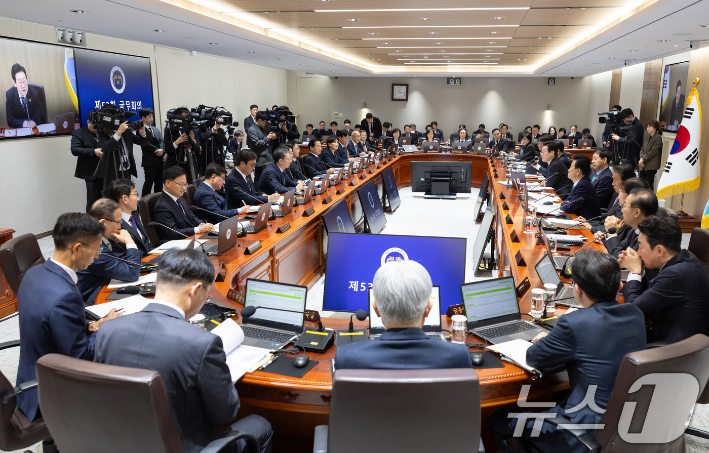 (서울=뉴스1) 허경 기자 = 이재명 대통령이 9일 서울 용산 대통령실 청사에서 열린 국무회의에서 발언하고 있다. (대통령실 제공. 재판매 및 DB 금지) 2025.12.9/뉴스1 …