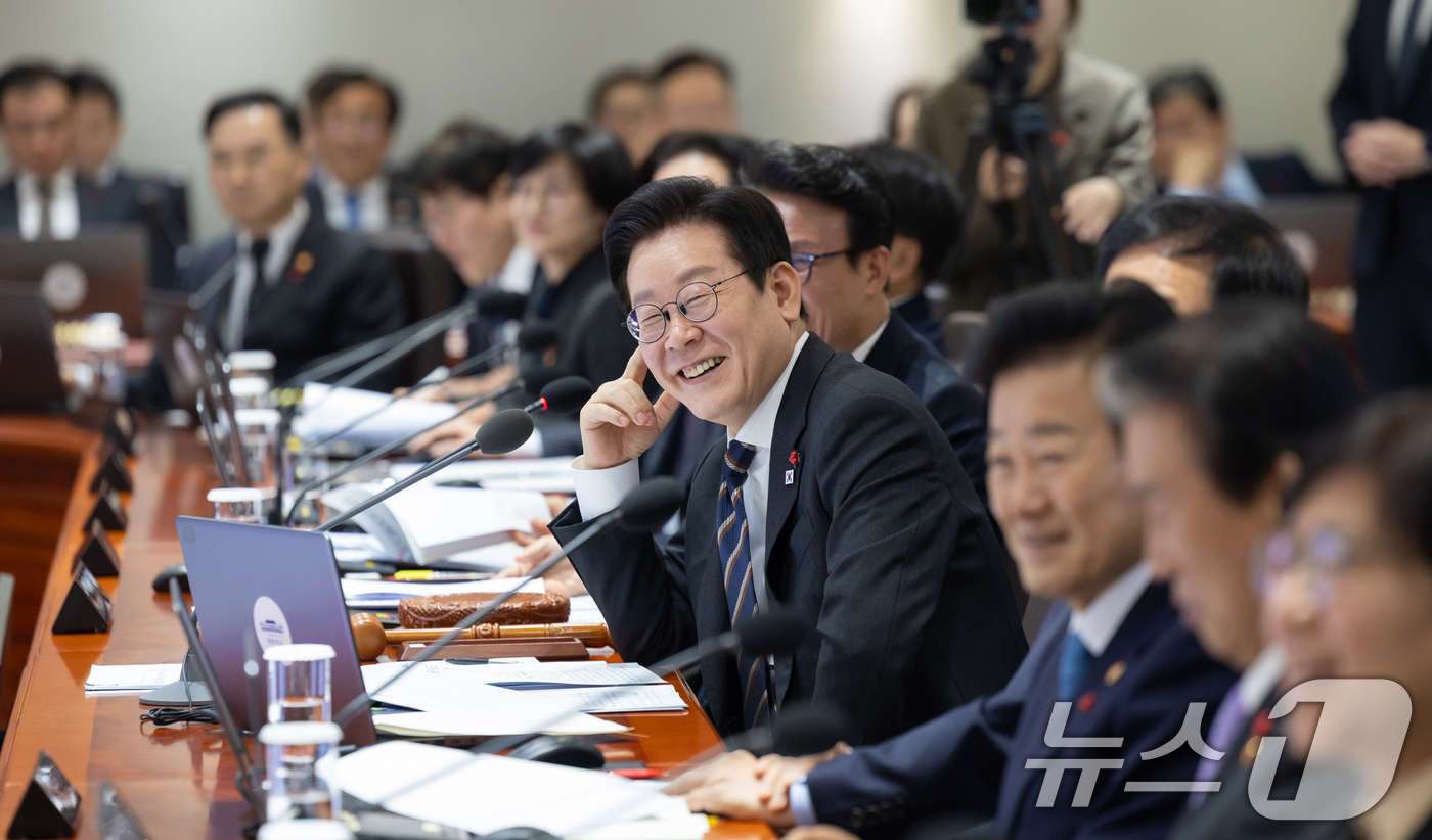 (서울=뉴스1) 허경 기자 = 이재명 대통령이 9일 서울 용산 대통령실 청사에서 열린 국무회의를 주재하고 있다. (대통령실 제공. 재판매 및 DB 금지) 2025.12.9/뉴스1