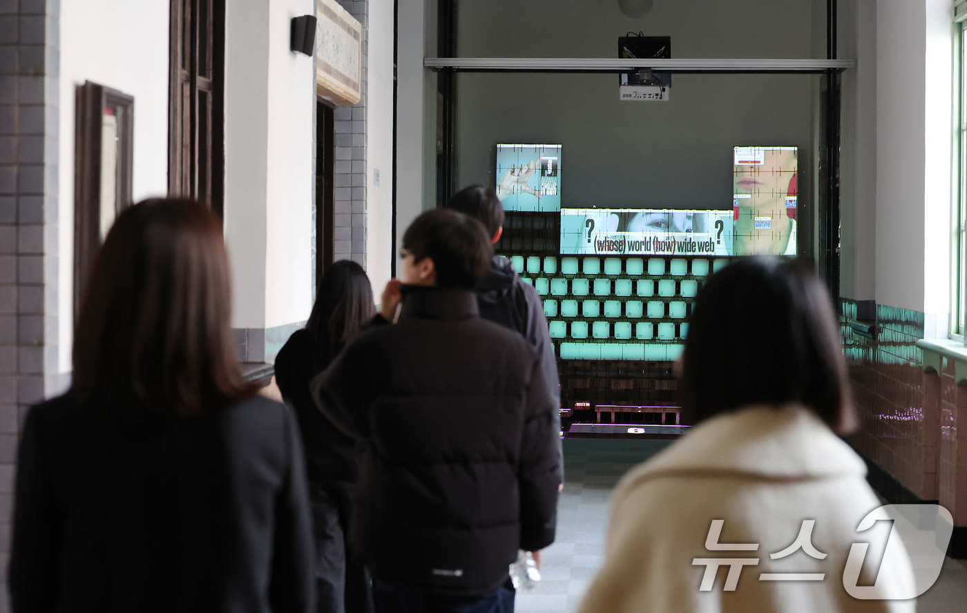 (서울=뉴스1) 장수영 기자 = 9일 서울 중구 문화역서울284에서 열린 제4회 서울융합예술페스티벌 언폴드엑스 행사장에 작품이 전시돼 있다. 2025.12.9/뉴스1