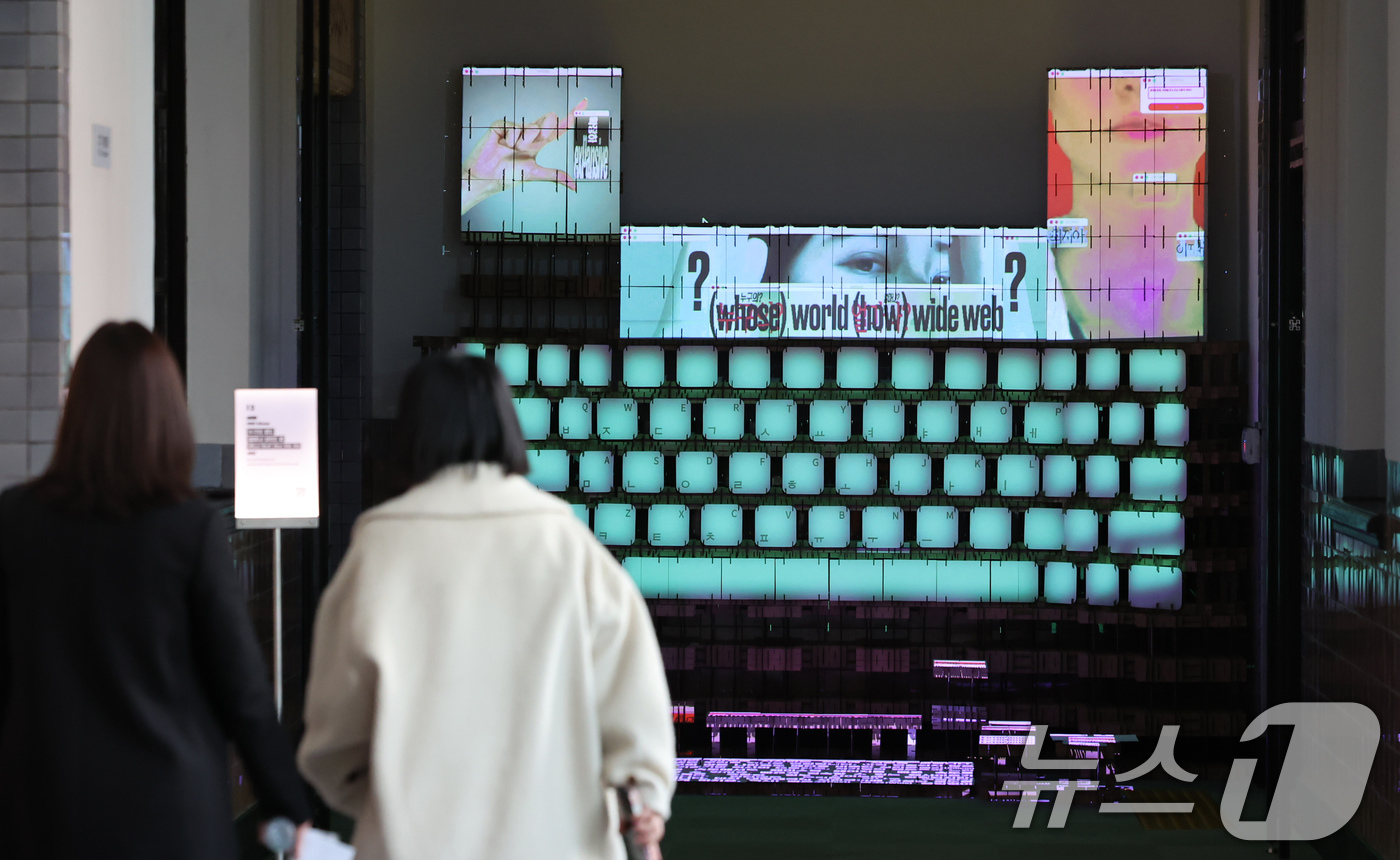(서울=뉴스1) 장수영 기자 = 9일 서울 중구 문화역서울284에서 열린 제4회 서울융합예술페스티벌 언폴드엑스 행사장에 작품이 전시돼 있다. 2025.12.9/뉴스1
