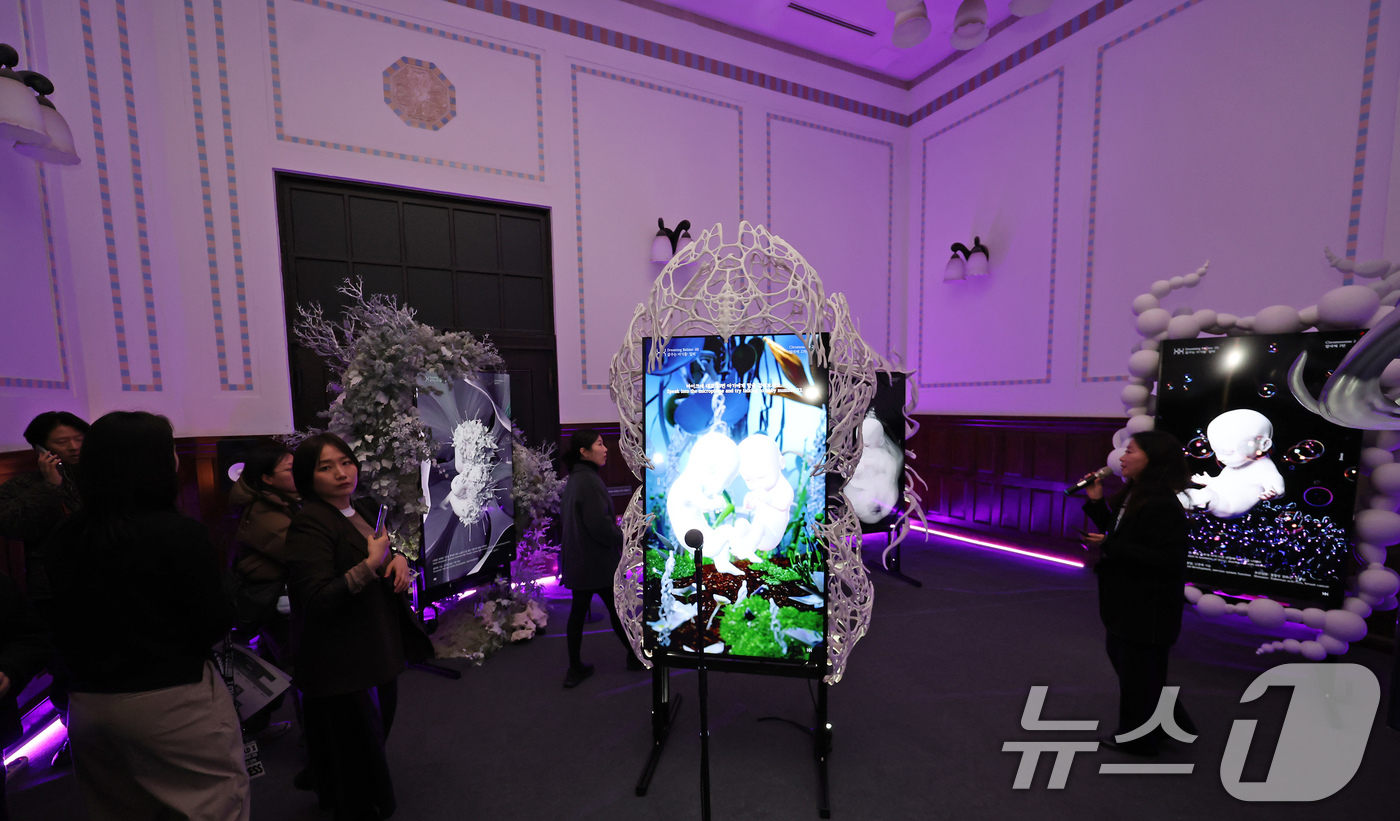 (서울=뉴스1) 장수영 기자 = 9일 서울 중구 문화역서울284에서 열린 제4회 서울융합예술페스티벌 언폴드엑스 행사장에 작품이 전시돼 있다. 2025.12.9/뉴스1
