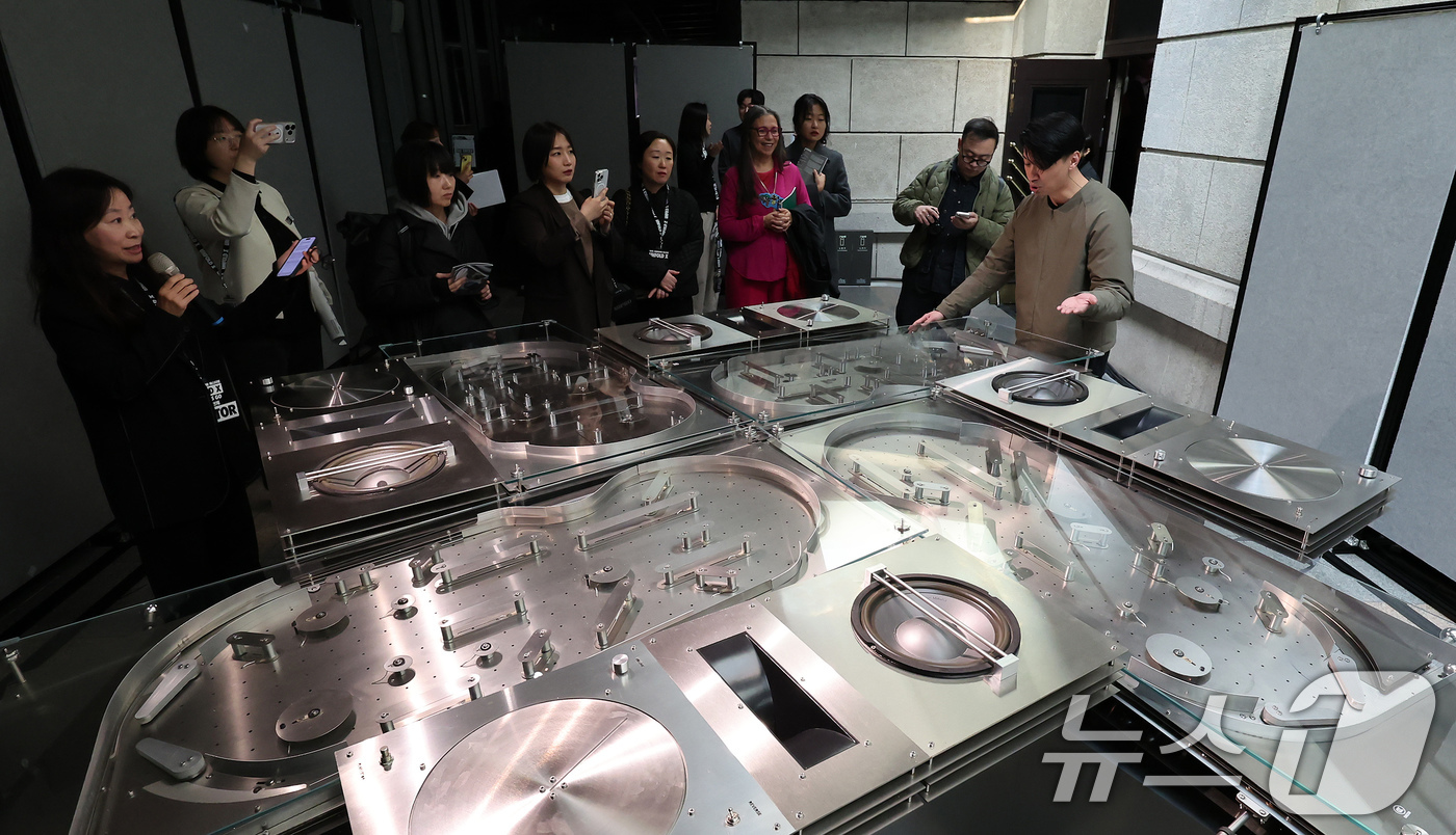 (서울=뉴스1) 장수영 기자 = 9일 서울 중구 문화역서울284에서 열린 제4회 서울융합예술페스티벌 언폴드엑스 행사장에 차크람 응 작가의 '더 클럽' 작품이 전시돼 있다. 2025 …