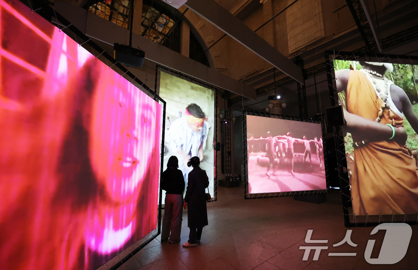 (서울=뉴스1) 장수영 기자 = 9일 서울 중구 문화역서울284에서 열린 제4회 서울융합예술페스티벌 언폴드엑스 행사장에 아누크 크라이토프 작가의 '전 지구의 언어'작품이 전시돼 있 …