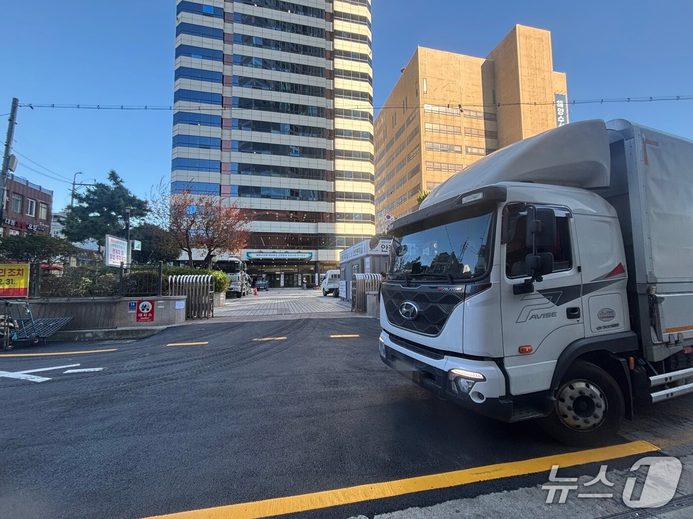 본문 이미지 - 진입신호를 기다리는 이삿짐 차량. 9일 해수부 부산청사 앞은 공사차량, 이삿짐차량, 주변 전통시장 이용차량 등으로 다소 혼잡했다. 2025.12.9. ⓒ 뉴스1 홍윤 기자