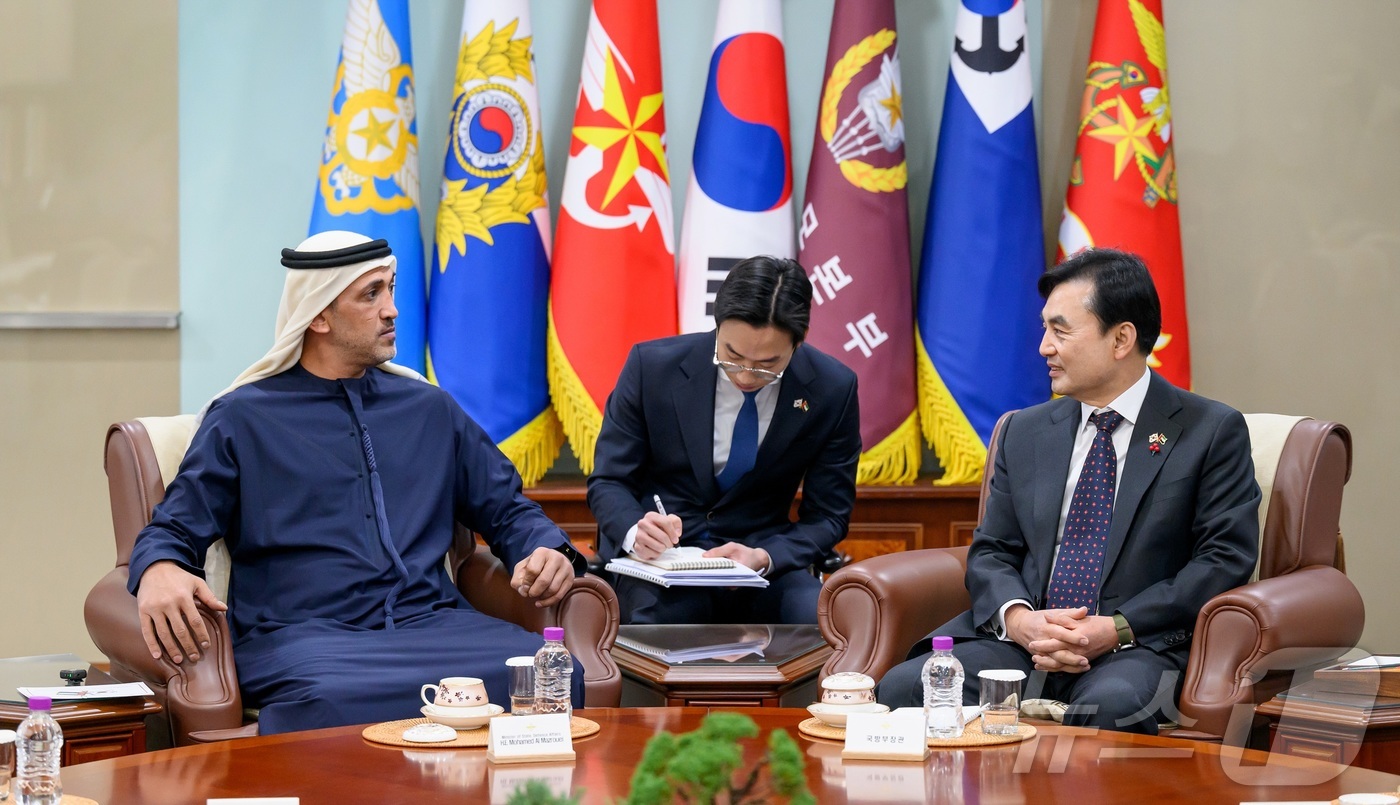 (서울=뉴스1) = 안규백 국방부 장관이 9일 서울 용산구 국방부에서 열린 한·UAE 공동고위군사위원회에 앞서 모하메드 무바락 알 마즈루이 아랍에미리트 국방특임장관을 접견하고 있다 …