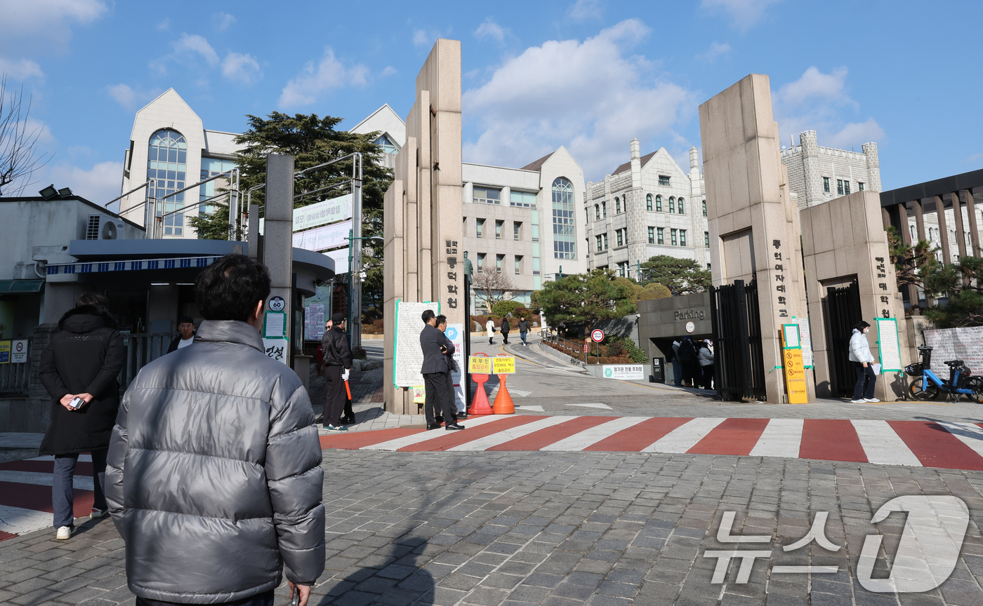 (서울=뉴스1) 안은나 기자 = 9일 오후 서울 성북구 동덕여자대학교에 외부인 출입이 통제되고 있다.동덕여대 총학생회 비상대책위원회는 이날 기자회견을 열고 2025 학생총투표 결과 …