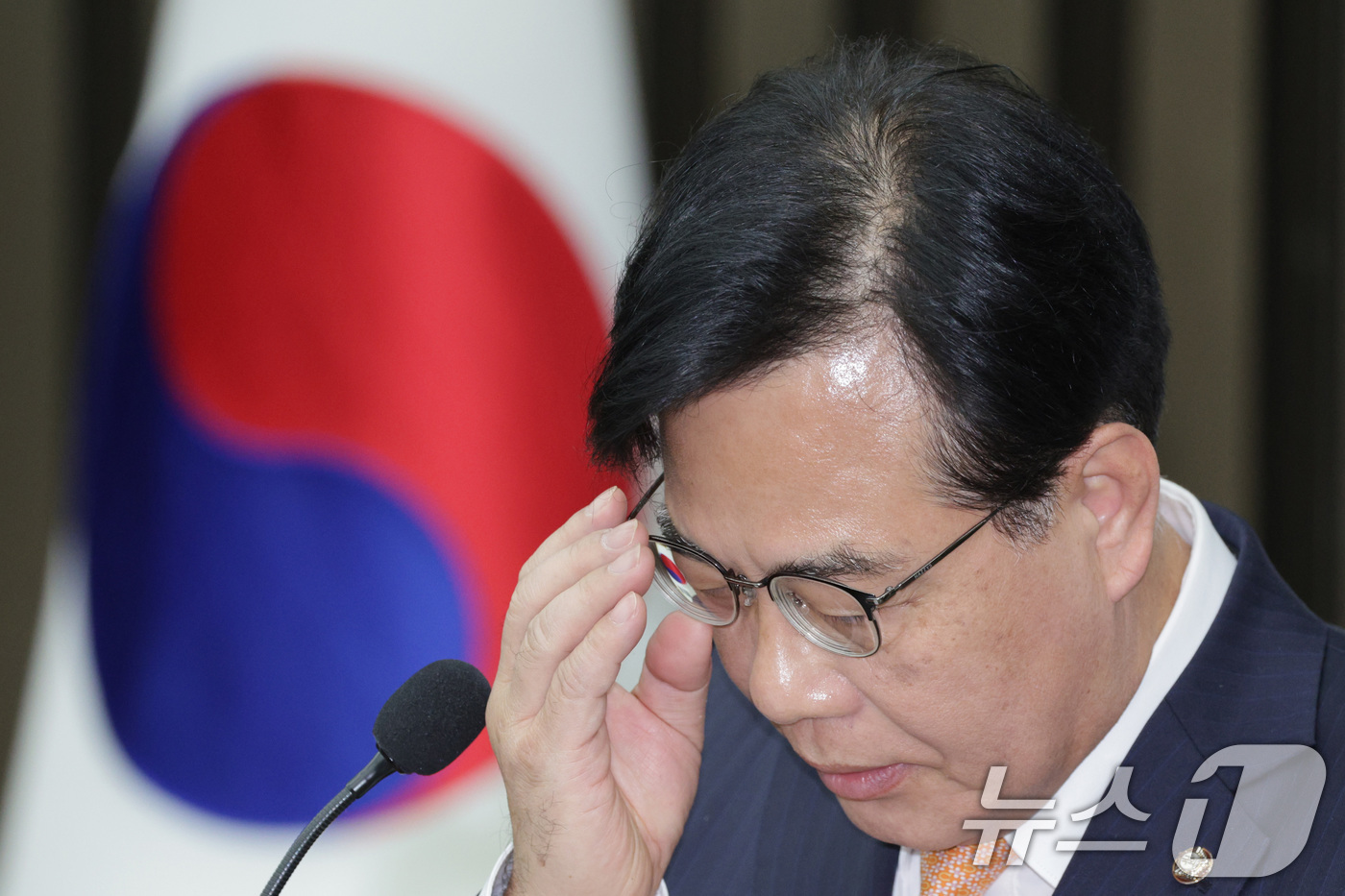 (서울=뉴스1) 신웅수 기자 = 송언석 국민의힘 원내대표가 9일 서울 여의도 국회에서 열린 의원총회에서 안경을 고쳐쓰고 있다. 2025.12.9/뉴스1
