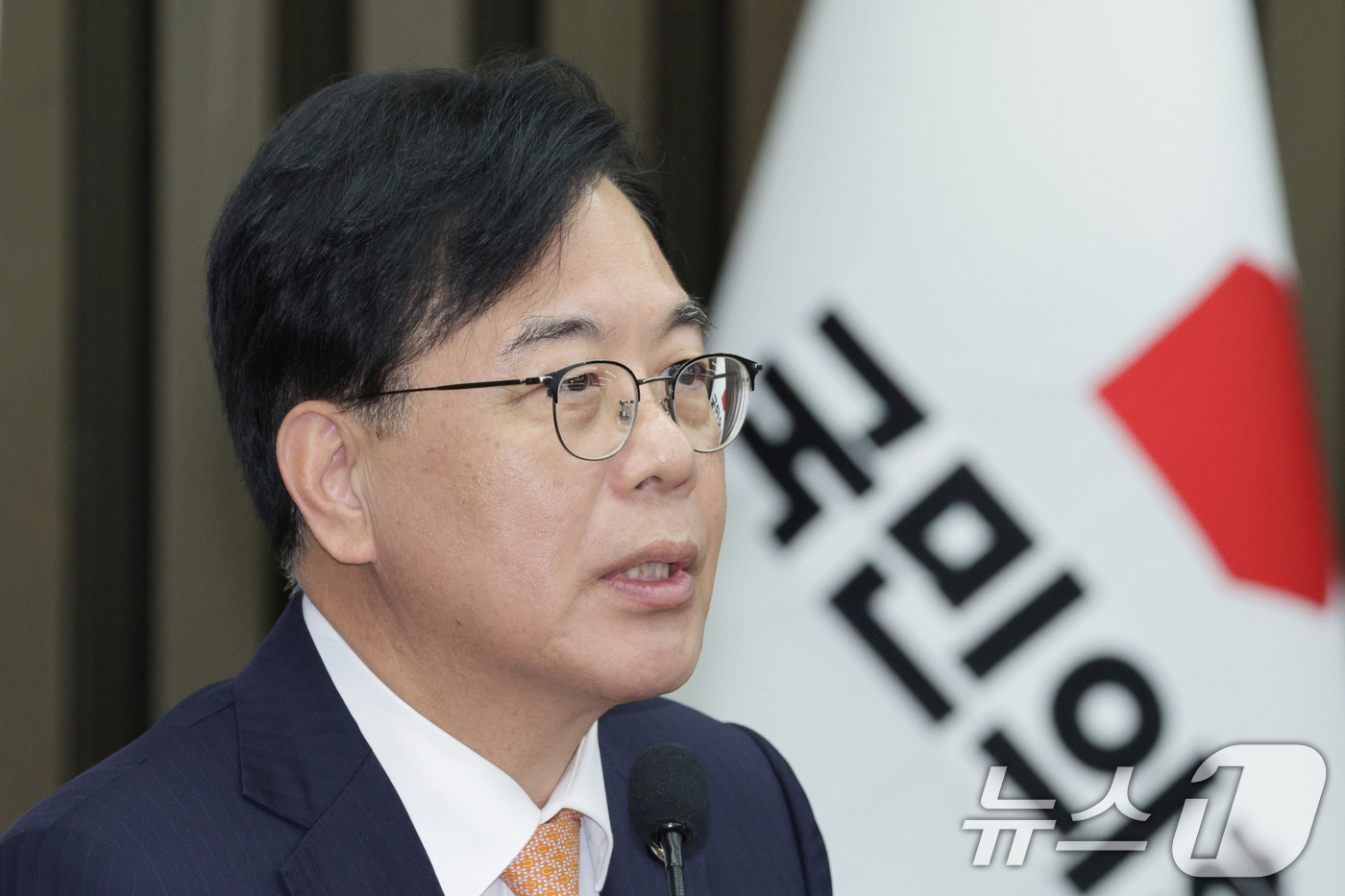 (서울=뉴스1) 신웅수 기자 = 송언석 국민의힘 원내대표가 9일 서울 여의도 국회에서 열린 의원총회에서 발언하고 있다. 2025.12.9/뉴스1