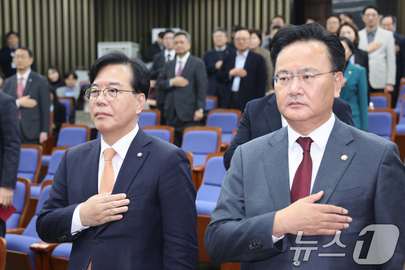 (서울=뉴스1) 신웅수 기자 = 송언석 국민의힘 원내대표가 9일 서울 여의도 국회에서 열린 의원총회에서 국민의례를 하고 있다. 2025.12.9/뉴스1