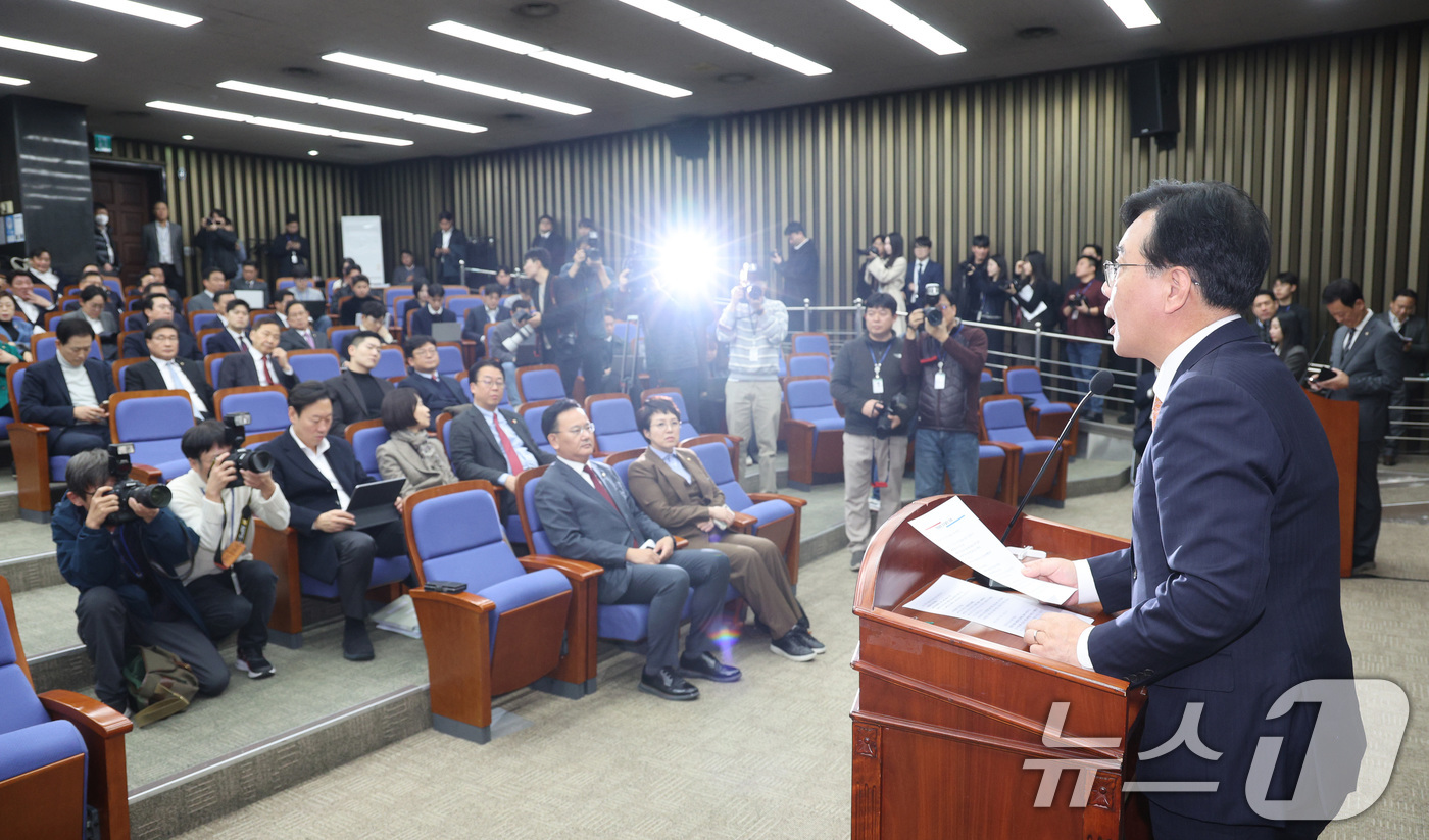 (서울=뉴스1) 신웅수 기자 = 송언석 국민의힘 원내대표가 9일 서울 여의도 국회에서 열린 의원총회에서 발언하고 있다. 2025.12.9/뉴스1
