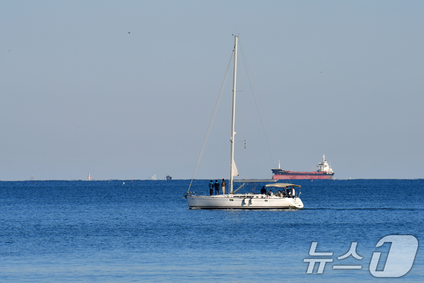 (포항=뉴스1) 최창호 기자 = 9일 오후 경북 포항시 북구 영일대해수욕장 앞 바다에서 요트를 탄 관광객들이 겨울 바다를 즐기고 있다.  2025.12.9/뉴스1
