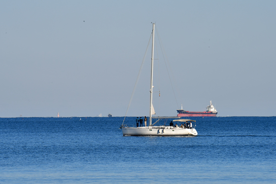 겨울 바다 즐기는 관광객들