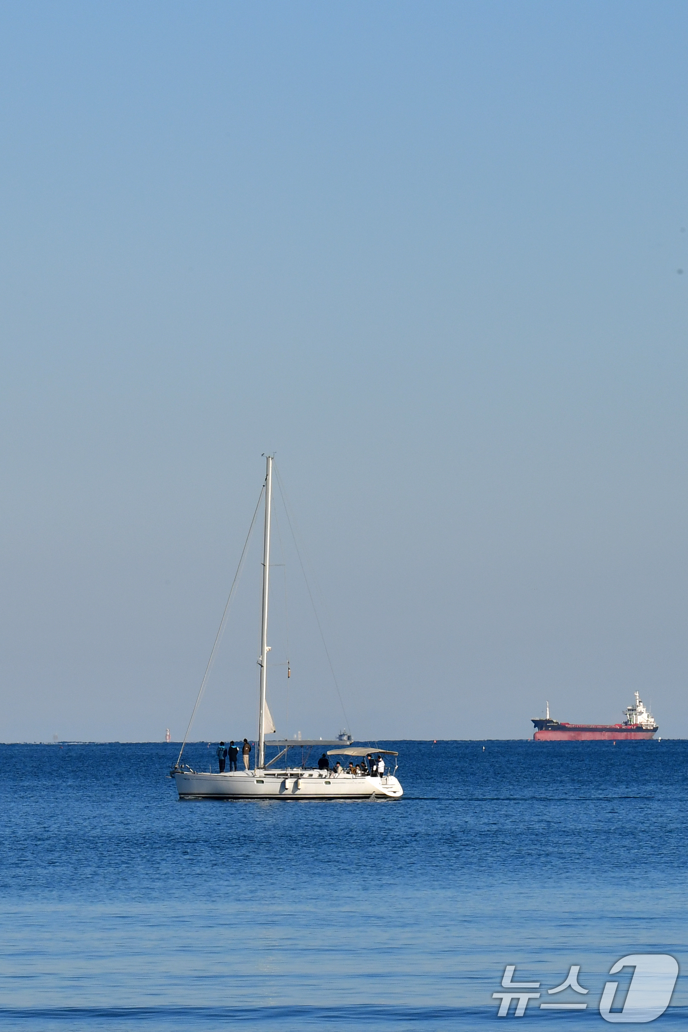 (포항=뉴스1) 최창호 기자 = 9일 오후 경북 포항시 북구 영일대해수욕장 앞 바다에서 요트를 탄 관광객들이 겨울 바다를 즐기고 있다. 2025.12.9/뉴스1