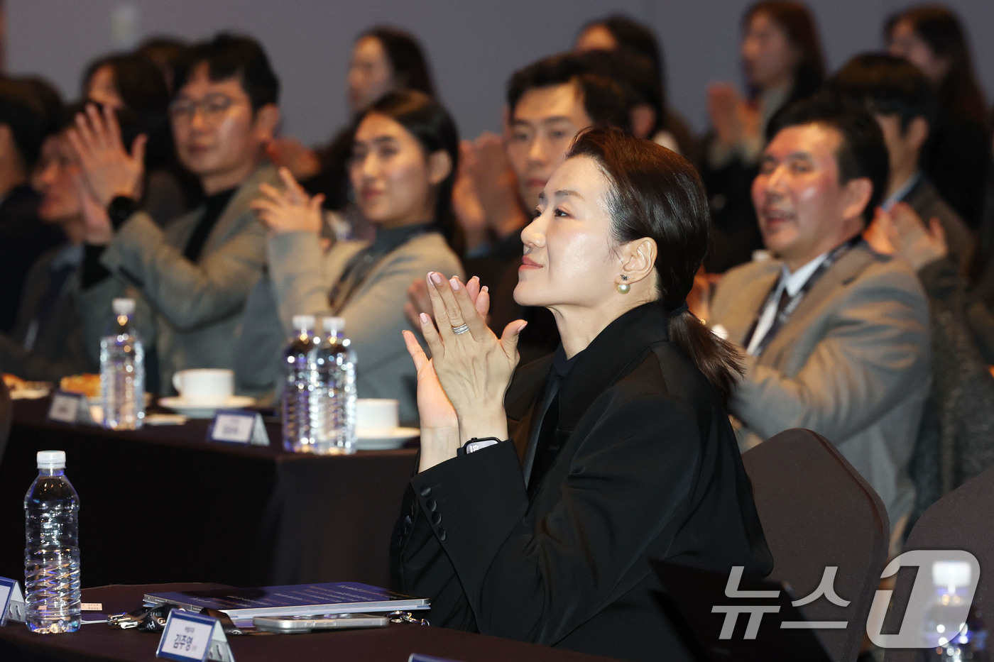 (서울=뉴스1) 이광호 기자 = 조현민 한진 사장이 9일 오후 서울 용산구 드래곤시티호텔에서 열린 '한진 언박싱데이 2025'에 참석해 손뼉치고 있다.  2025.12.9/뉴스1