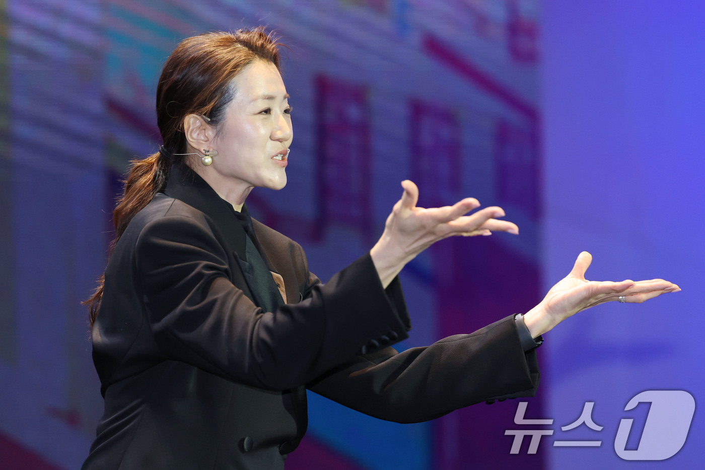 (서울=뉴스1) 이광호 기자 = 조현민 한진 사장이 9일 오후 서울 용산구 드래곤시티호텔에서 열린 '한진 언박싱데이 2025'에서 주제발표를 하고 있다.  2025.12.9/뉴스1 …