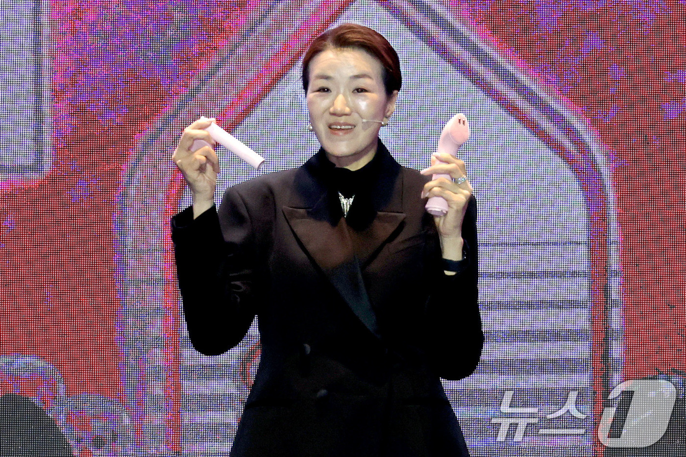 (서울=뉴스1) 이광호 기자 = 조현민 한진 사장이 9일 오후 서울 용산구 드래곤시티호텔에서 열린 '한진 언박싱데이 2025'에서 주제발표를 하고 있다.  2025.12.9/뉴스1 …