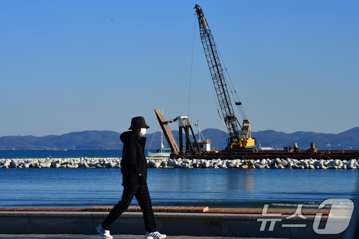 (포항=뉴스1) 최창호 기자 = 9일 해양수산부 포항지방해양수산청이 경북 포항시 영일대해수욕장 해상누각 인근에서 백사장 유실 등을 막기 위한 공사를 진행 중이다.포항지방해수청은 2 …
