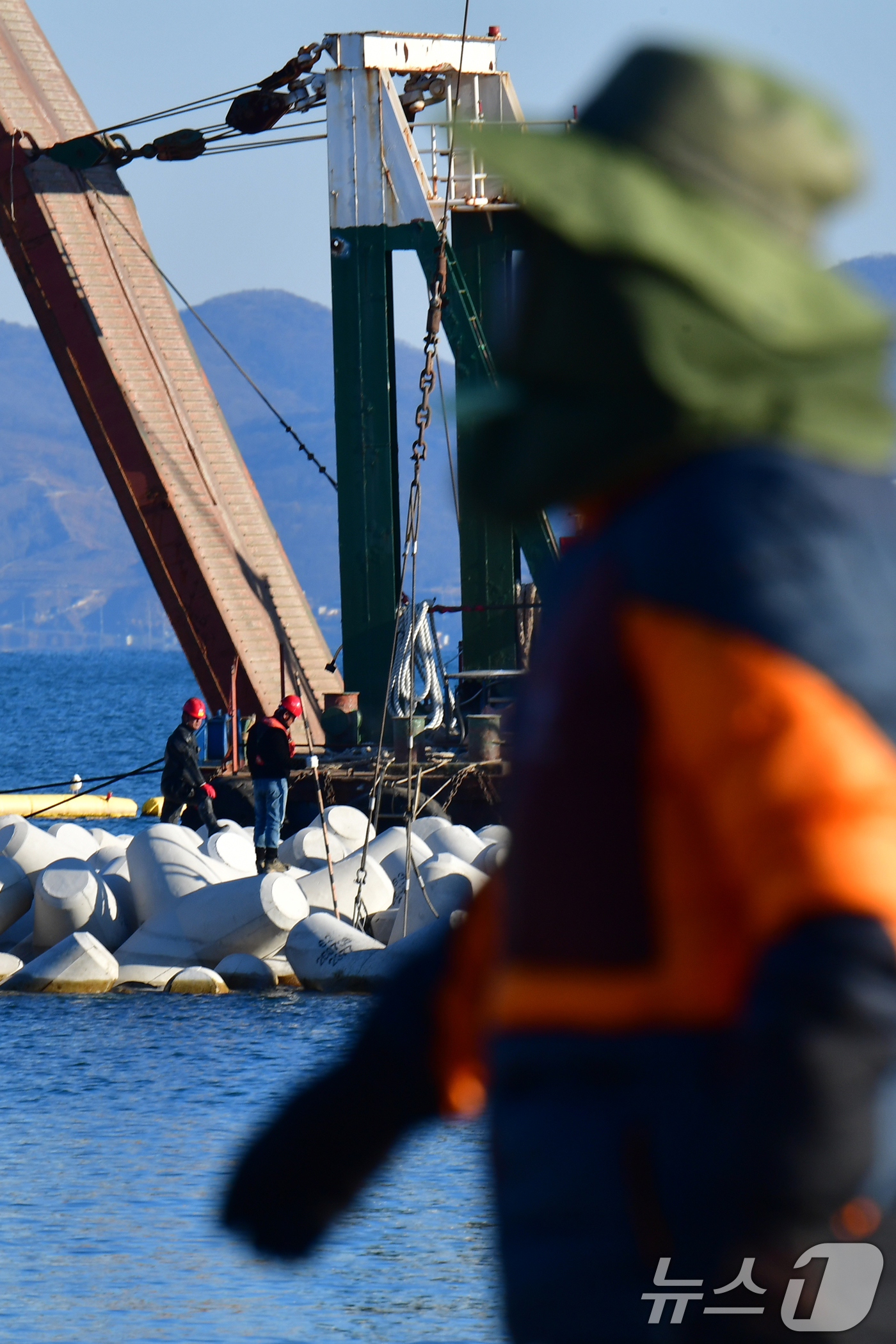 (포항=뉴스1) 최창호 기자 = 9일 해양수산부 포항지방해양수산청이 경북 포항시 영일대해수욕장 해상누각 인근에서 백사장 유실 등을 막기 위한 공사를 진행 중이다.포항지방해수청은 2 …