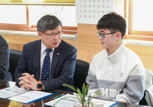 "쉽지 않은 일"…'일반고 수능 만점' 이하진 군 만난 유정기 권한대행