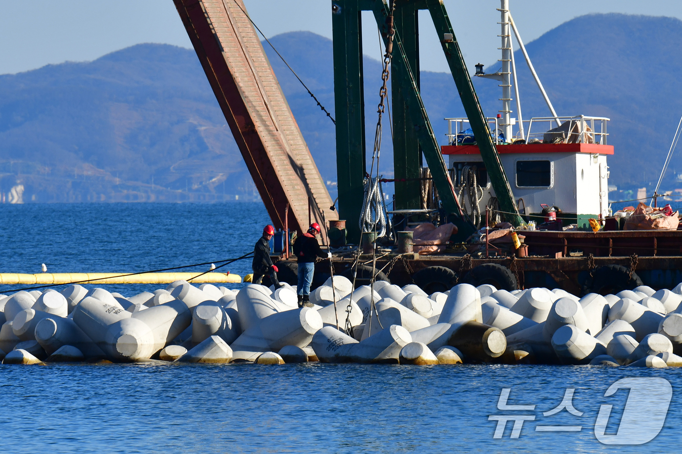 (포항=뉴스1) 최창호 기자 = 9일 해양수산부 포항지방해양수산청이 경북 포항시 영일대해수욕장 해상누각 인근에서 백사장 유실 등을 막기 위한 공사를 진행 중이다.포항지방해수청은 2 …
