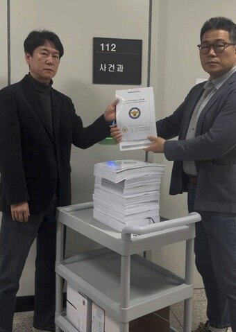 본문 이미지 - 백해룡 경정&#40;오른쪽&#41;.&#40;백해룡 경정 제공&#41;