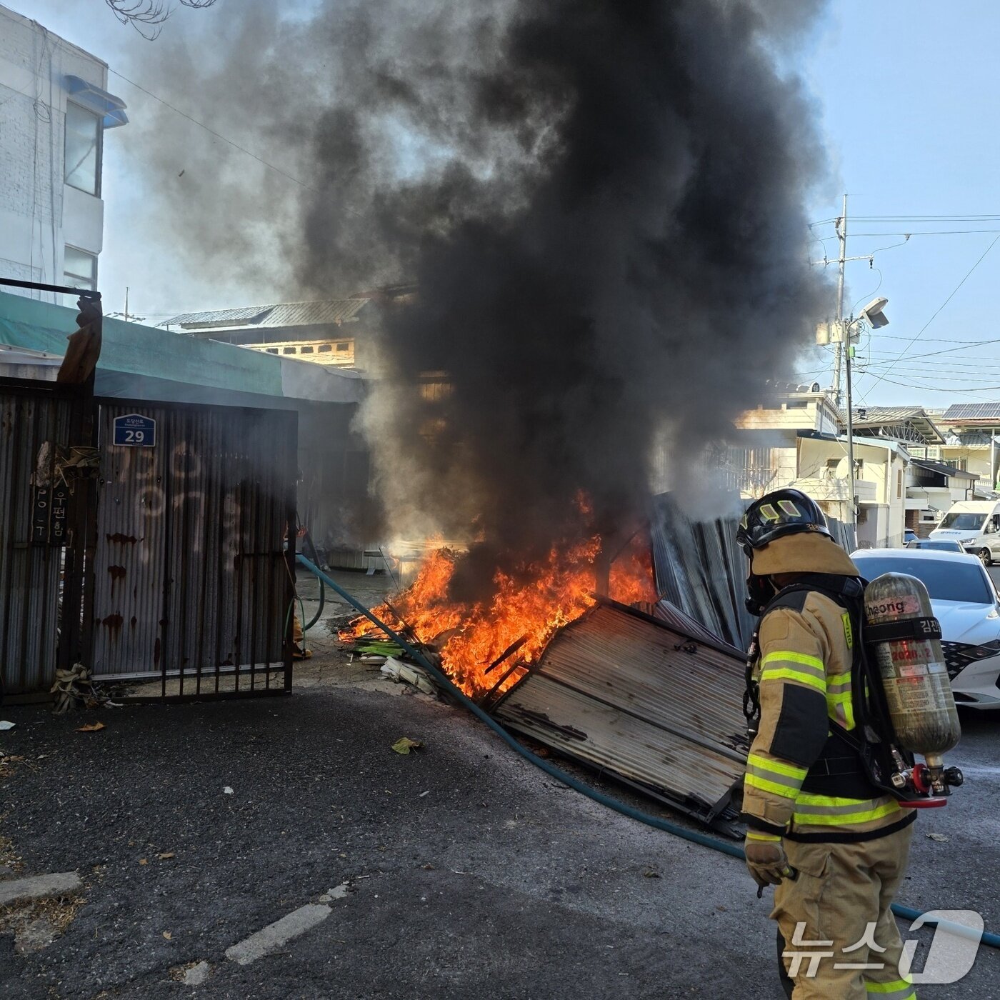 본문 이미지 - 불이 난 전북 전주시 덕진구의 제조업체. &#40;전북소방본부 제공. 재판매 및 DB금지&#41;2025.12.9/뉴스1