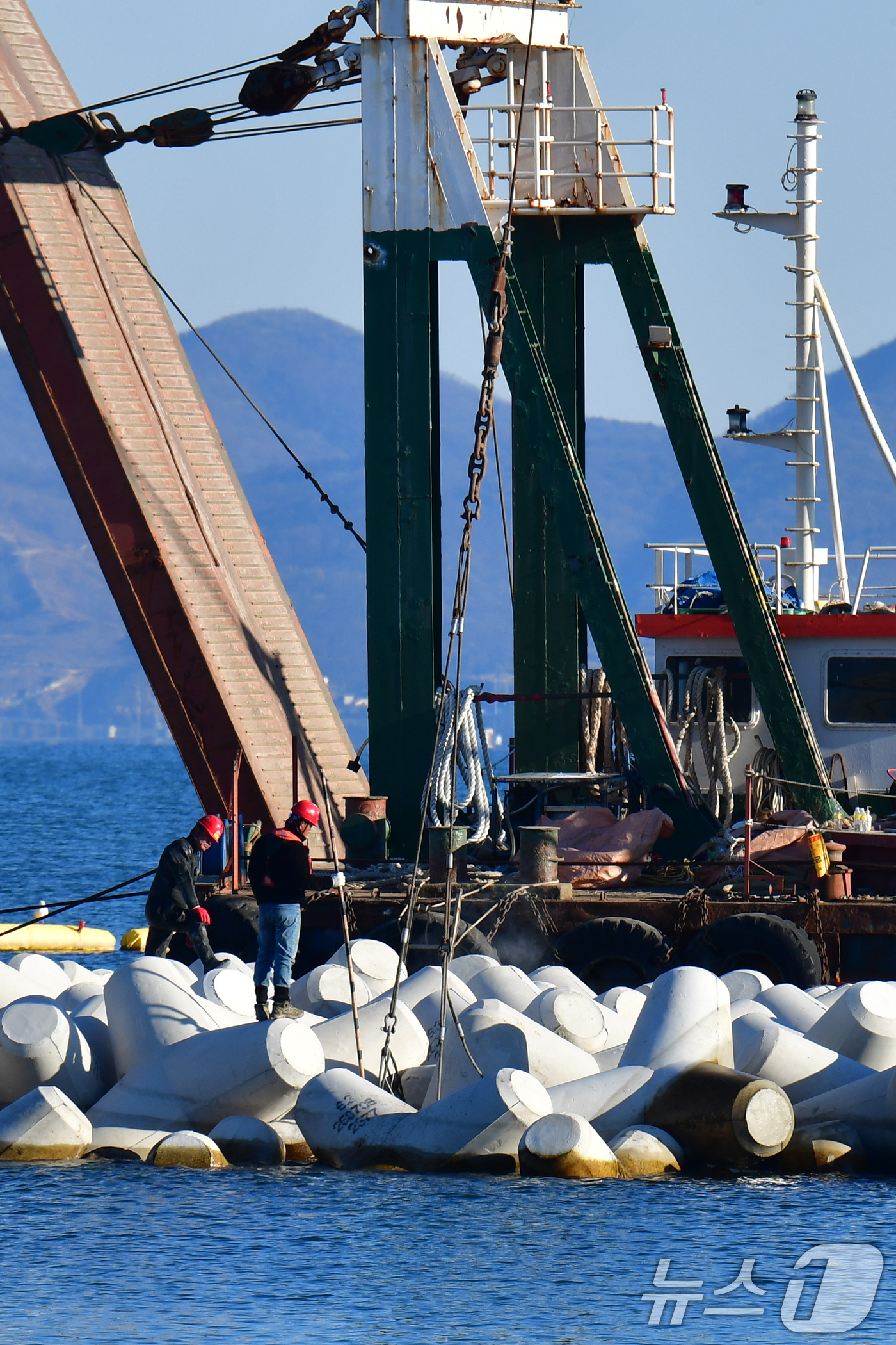 (포항=뉴스1) 최창호 기자 = 9일 해양수산부 포항지방해양수산청이 경북 포항시 영일대해수욕장 해상누각 인근에서 백사장 유실 등을 막기 위한 공사를 진행 중이다.포항지방해수청은 2 …