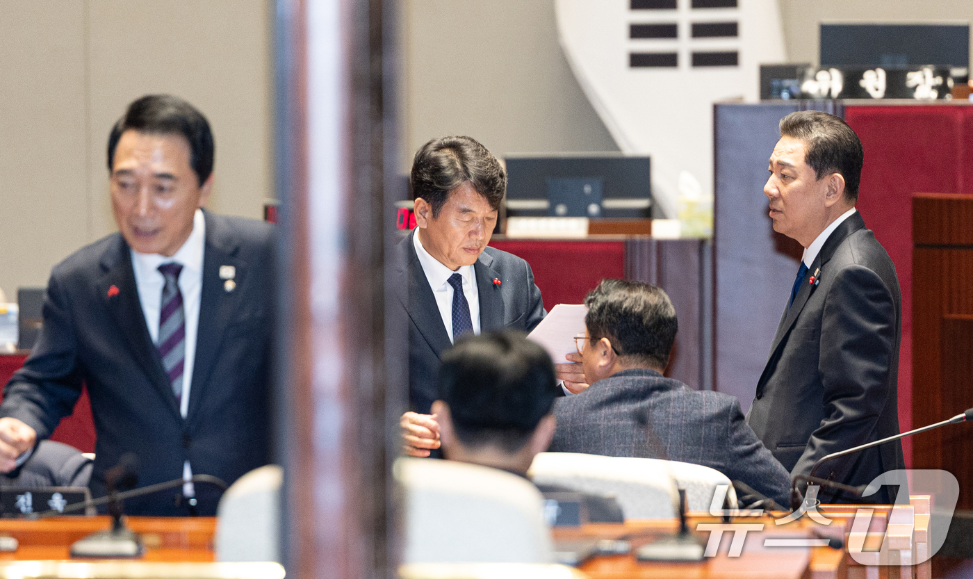 (서울=뉴스1) 이승배 기자 = 김병기 더불어민주당 원내대표와 문진석 원내수석부대표가 9일 서울 여의도 국회에서 열린 비공개 의원총회에 참석하고 있다. 2025.12.9/뉴스1