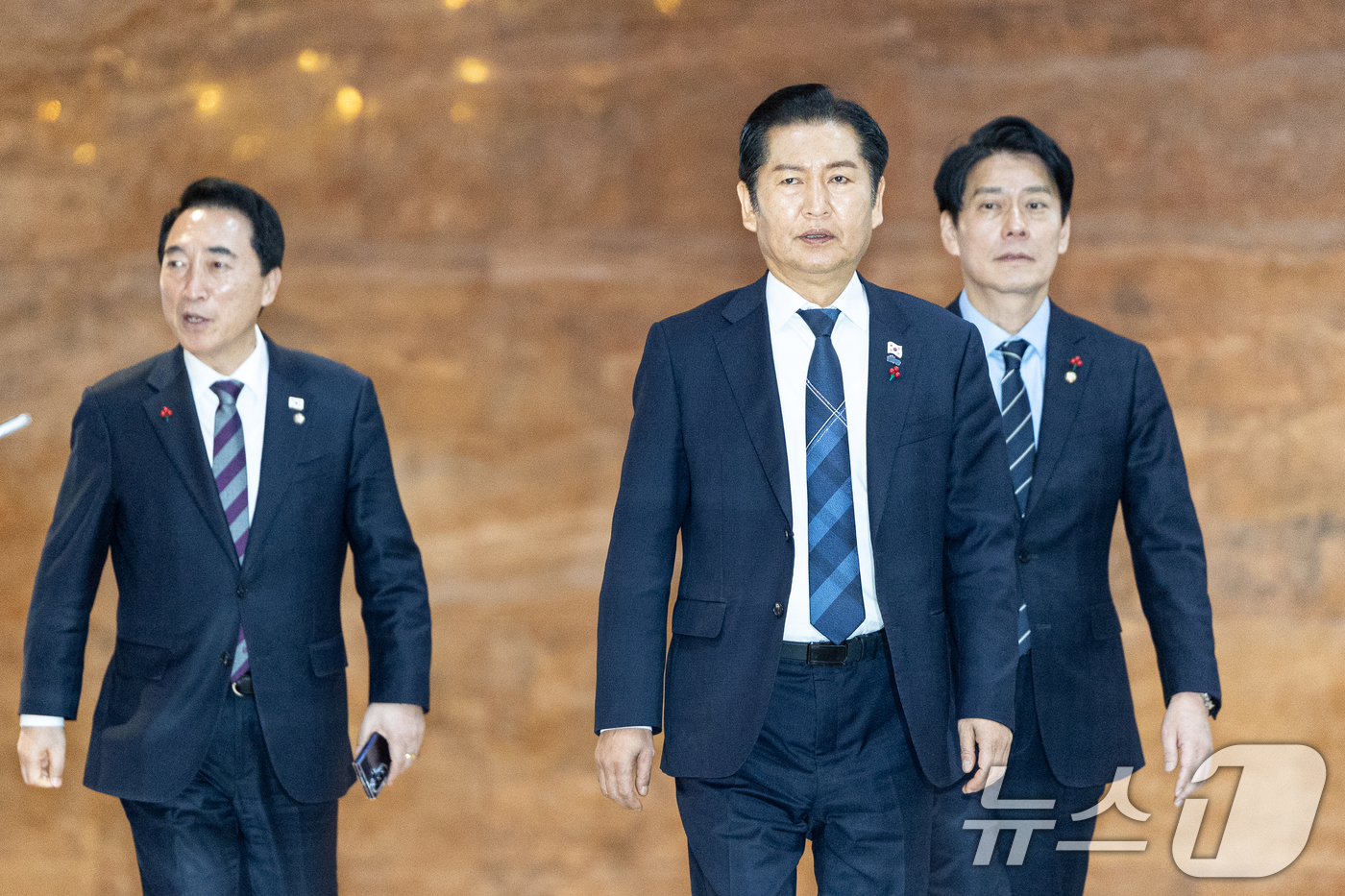 (서울=뉴스1) 이승배 기자 = 정청래 더불어민주당 대표가 9일 서울 여의도 국회에서 열린 비공개 의원총회에 참석하고 있다. 2025.12.9/뉴스1