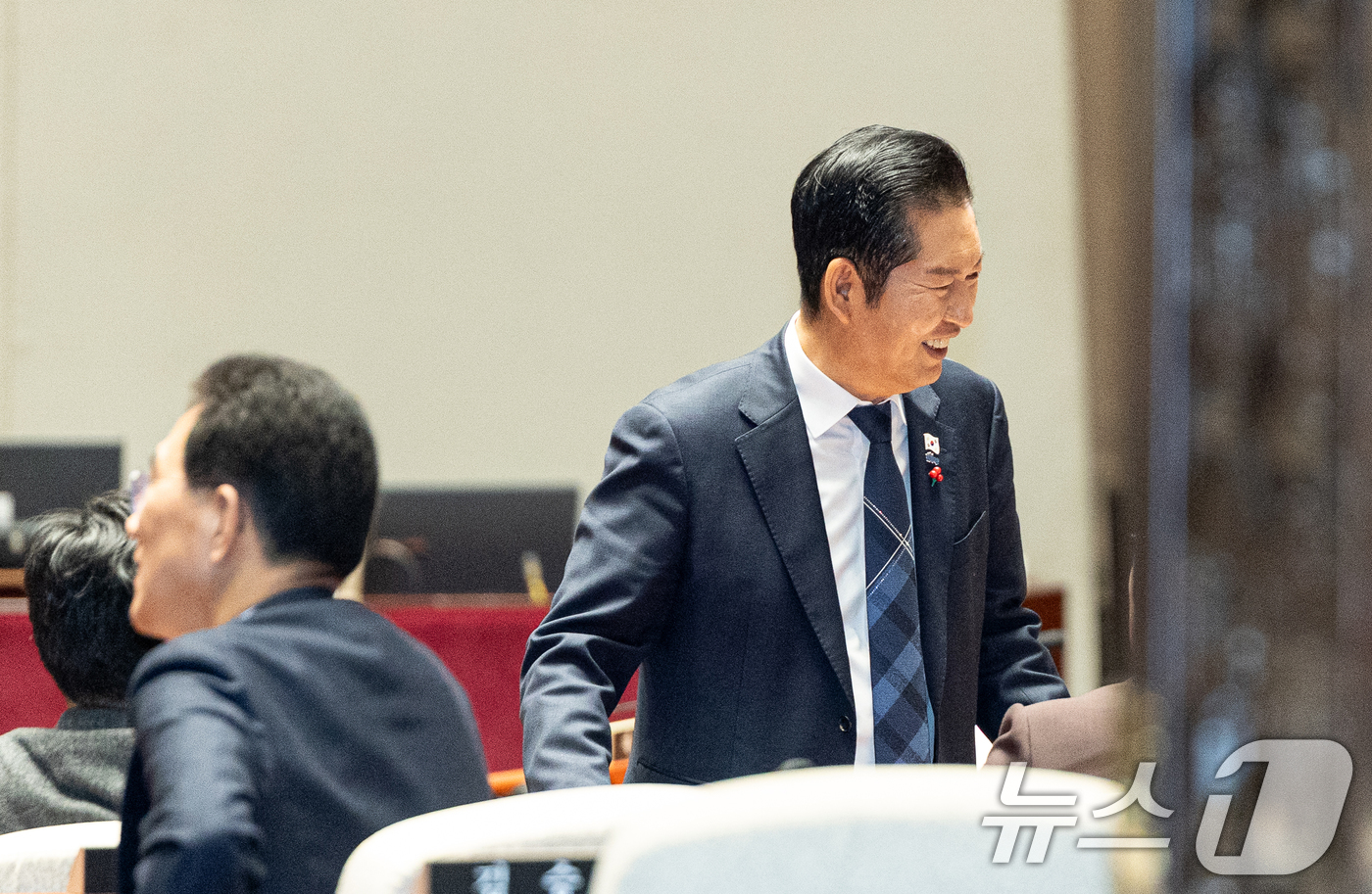 (서울=뉴스1) 이승배 기자 = 정청래 더불어민주당 대표가 9일 서울 여의도 국회에서 열린 비공개 의원총회에 참석하고 있다. 2025.12.9/뉴스1