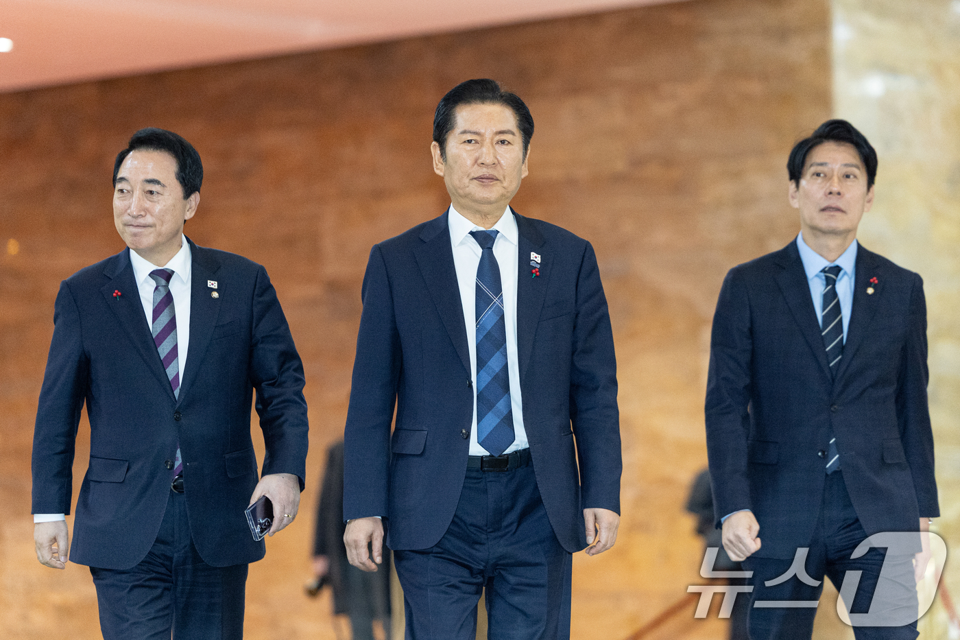 (서울=뉴스1) 이승배 기자 = 정청래 더불어민주당 대표가 9일 서울 여의도 국회에서 열린 비공개 의원총회에 참석하고 있다. 2025.12.9/뉴스1