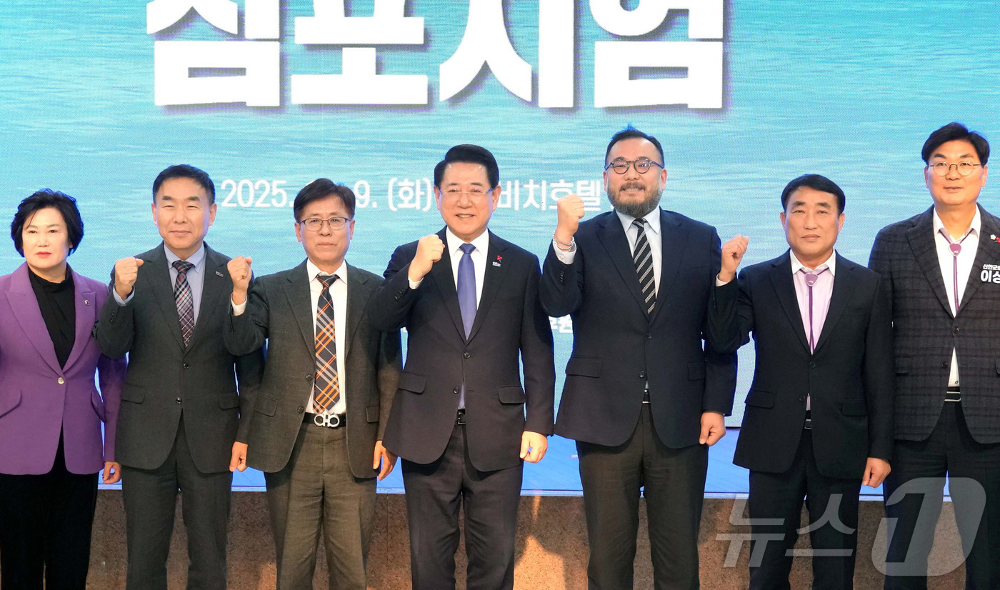 (무안=뉴스1) 전원 기자 = 김영록 전라남도지사가 9일 목포 신안비치호텔에서 열린 ‘해상풍력사업 국민 100조 펀드 도약 심포지엄’행사에 참석해 주요내빈들과 기념촬영을 하고 있다 …