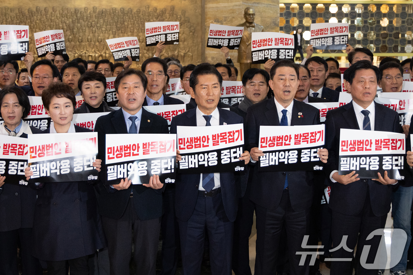 (서울=뉴스1) 이승배 기자 = 정청래 더불어민주당 대표가 9일 서울 여의도 국회 본회의장 앞에서 국민의힘을 규탄하고 있다. 2025.12.9/뉴스1