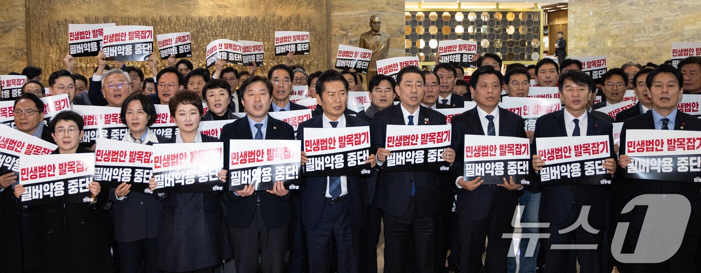 본문 이미지 - 정청래 더불어민주당 대표가 9일 서울 여의도 국회 본회의장 앞에서 국민의힘을 규탄하고 있다. 2025.12.9/뉴스1 ⓒ News1 이승배 기자