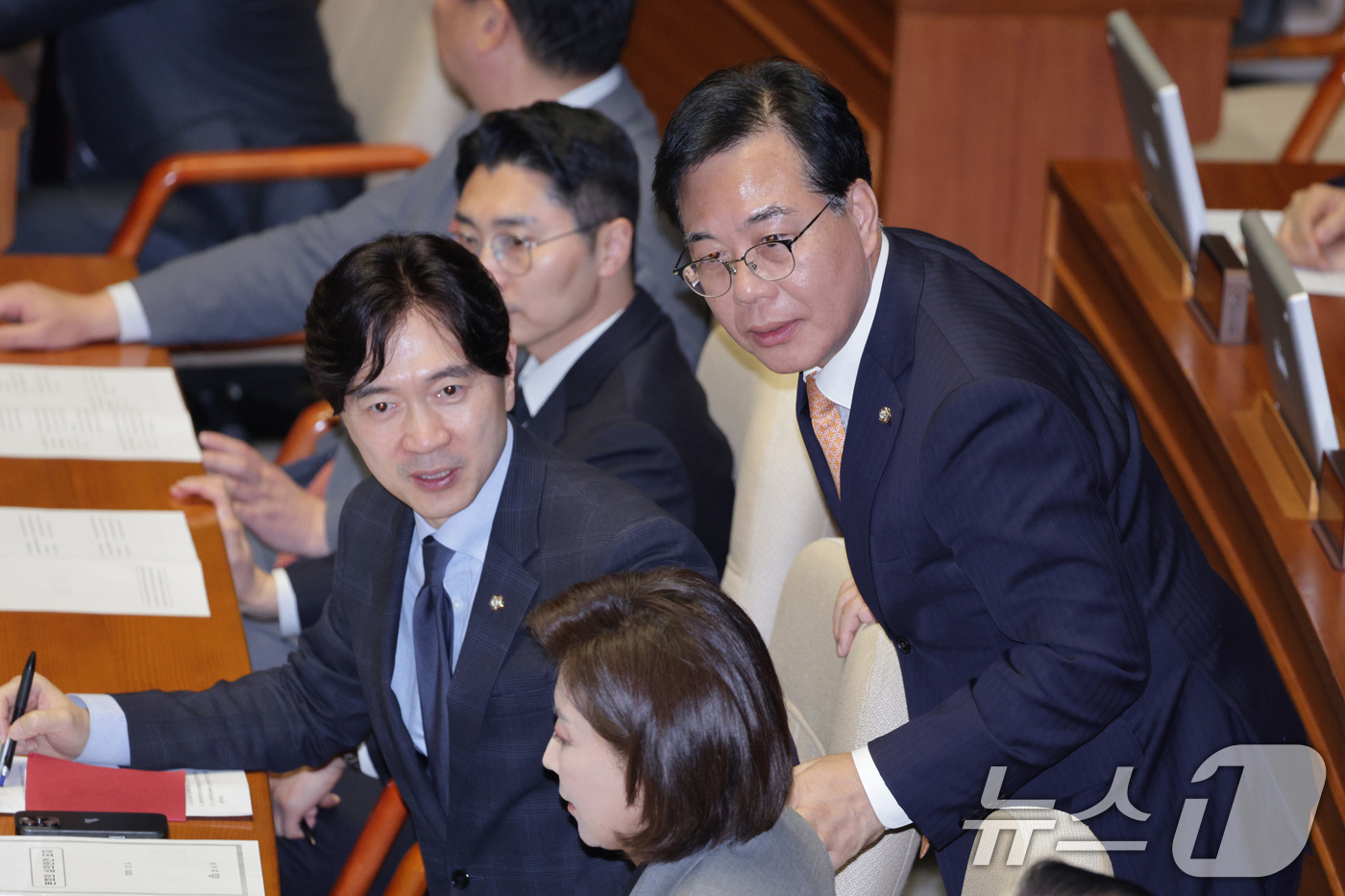 (서울=뉴스1) 신웅수 기자 = 송언석 국민의힘 원내대표와 나경원 의원이 9일 서울 여의도 국회에서 열린 제429회국회(정기회) 제16차 본회의에서 대화하고 있다. 2025.12. …