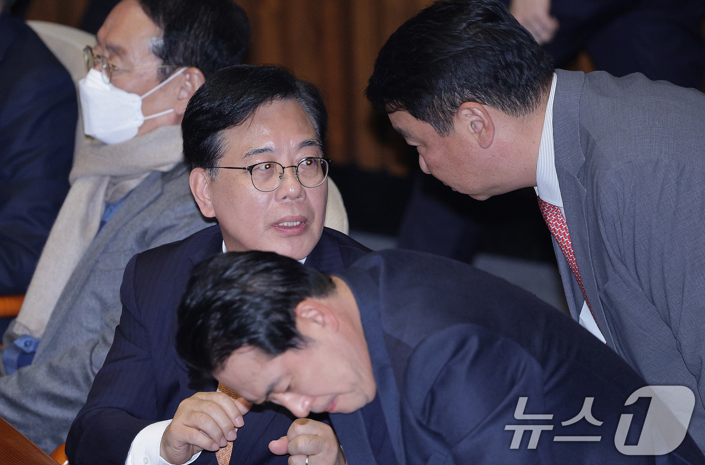 (서울=뉴스1) 신웅수 기자 = 장동혁 국민의힘 대표와 송언석 원내대표, 정희용 사무총장이 9일 서울 여의도 국회에서 열린 제429회국회(정기회) 제16차 본회의에서 대화하고 있다 …
