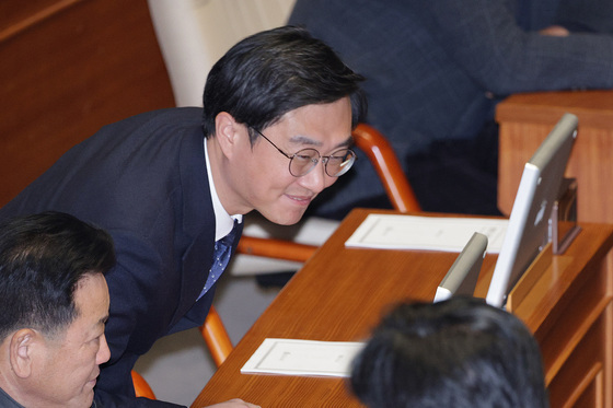 본회의 참석하는 장경태