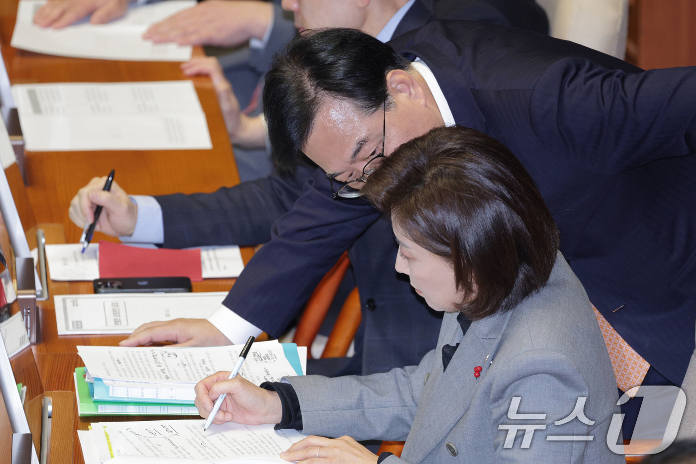 (서울=뉴스1) 신웅수 기자 = 송언석 국민의힘 원내대표와 나경원 의원이 9일 서울 여의도 국회에서 열린 제429회국회(정기회) 제16차 본회의에서 대화하고 있다. 2025.12. …