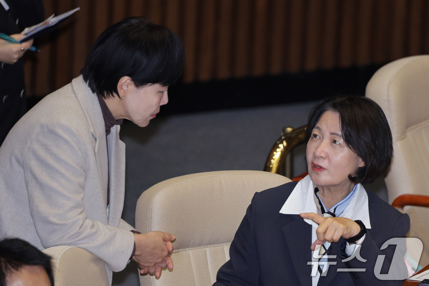 (서울=뉴스1) 신웅수 기자 = 추미애, 전현희 더불어민주당 의원이 9일 서울 여의도 국회에서 열린 제429회국회(정기회) 제16차 본회의에서 대화하고 있다. 2025.12.9/뉴 …