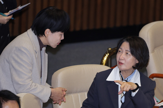 대화하는 추미애·전현희